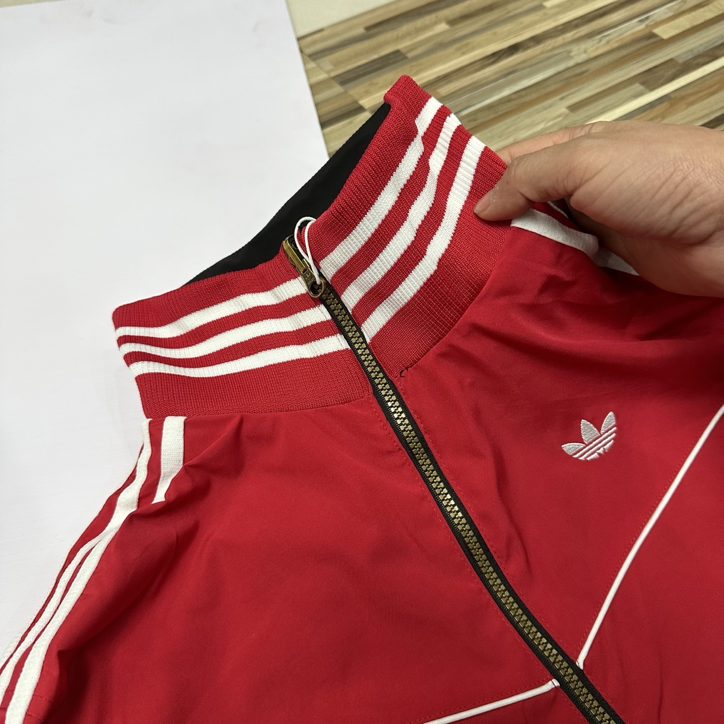 春秋季新款男士夾克外套女士外套夾克雙面穿外套紅色外套阿迪達斯三葉草外套三條槓夾克）
阿迪達斯 Adidas 三葉草兩面穿外套 
​黑紅撞色的外套在秋冬里超吸睛
​設計簡直是性價比王炸，雙面雙風格隨便切換，黑面走復古運動風，紅白條紋領撞色吸睛，側邊編織紋路藏滿細節

後背還有彩色刺繡三葉草，潮得毫不費力，紅面是經典白條紋款，簡約亮眼還巨顯白，
做工細節直接拿捏，全身細密鎖邊走線，針腳勻得找不出一根歪線，側邊編織紋路是規整手工走線，穿再久都不會松垮開線，

五金輔料更是誠意滿滿，領口織帶包边厚实挺