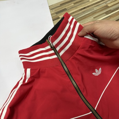 春秋季新款男士夾克外套女士外套夾克雙面穿外套紅色外套阿迪達斯三葉草外套三條槓夾克）
阿迪達斯 Adidas 三葉草兩面穿外套 
​黑紅撞色的外套在秋冬里超吸睛
​設計簡直是性價比王炸，雙面雙風格隨便切換，黑面走復古運動風，紅白條紋領撞色吸睛，側邊編織紋路藏滿細節

後背還有彩色刺繡三葉草，潮得毫不費力，紅面是經典白條紋款，簡約亮眼還巨顯白，
做工細節直接拿捏，全身細密鎖邊走線，針腳勻得找不出一根歪線，側邊編織紋路是規整手工走線，穿再久都不會松垮開線，

五金輔料更是誠意滿滿，領口織帶包边厚实挺