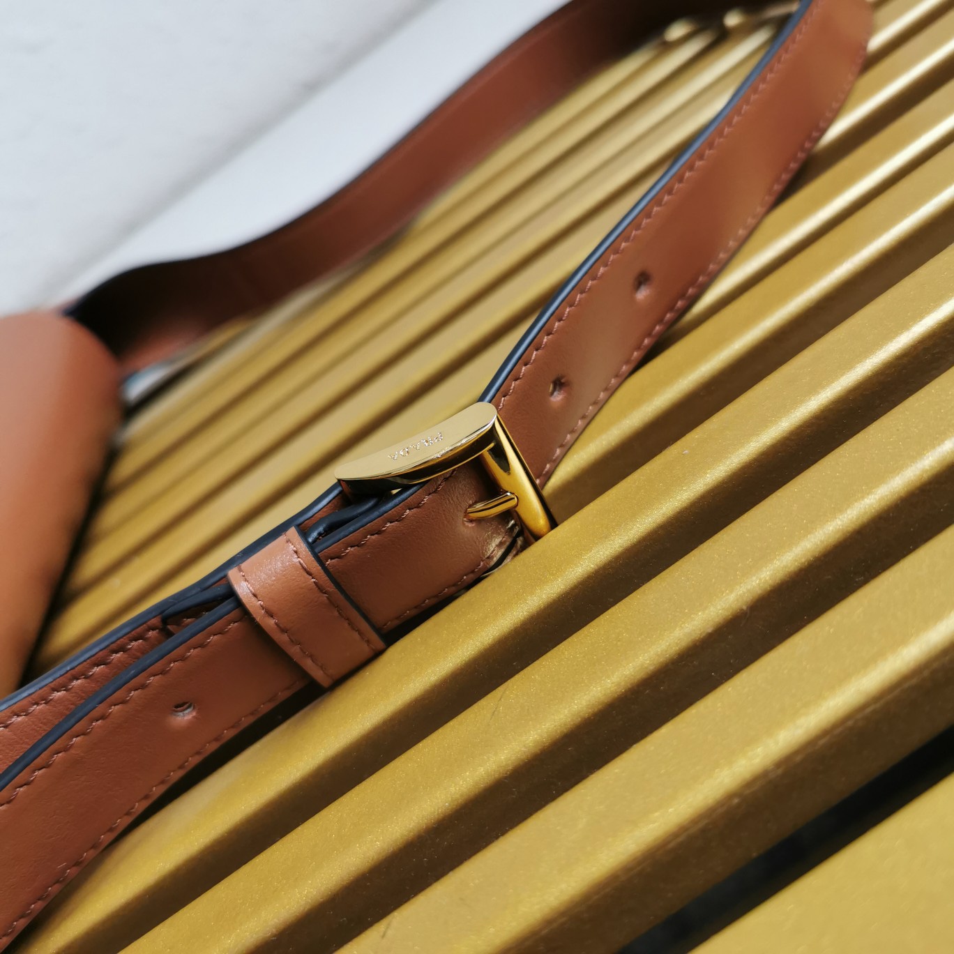 【 原單】P家🌹新款🎉Moon手袋液下包🎉1BD358到貨啦🎉🎉這款簡約Moon液下包為牛皮綻現摩登百搭的魅力。弧形包身設計，肩帶可調長短，磁扣開合翻蓋，便於隨心轉換造型。內配進口小羊皮，設有內袋，金屬配件更添亮麗格調，上身效果非常酷/時尚，又是一款永欠不過時爆款🎉寶寶們，趕緊入手吧🎉 尺寸：長25x高15x底5.5cm🎉🎉🎉🍊！