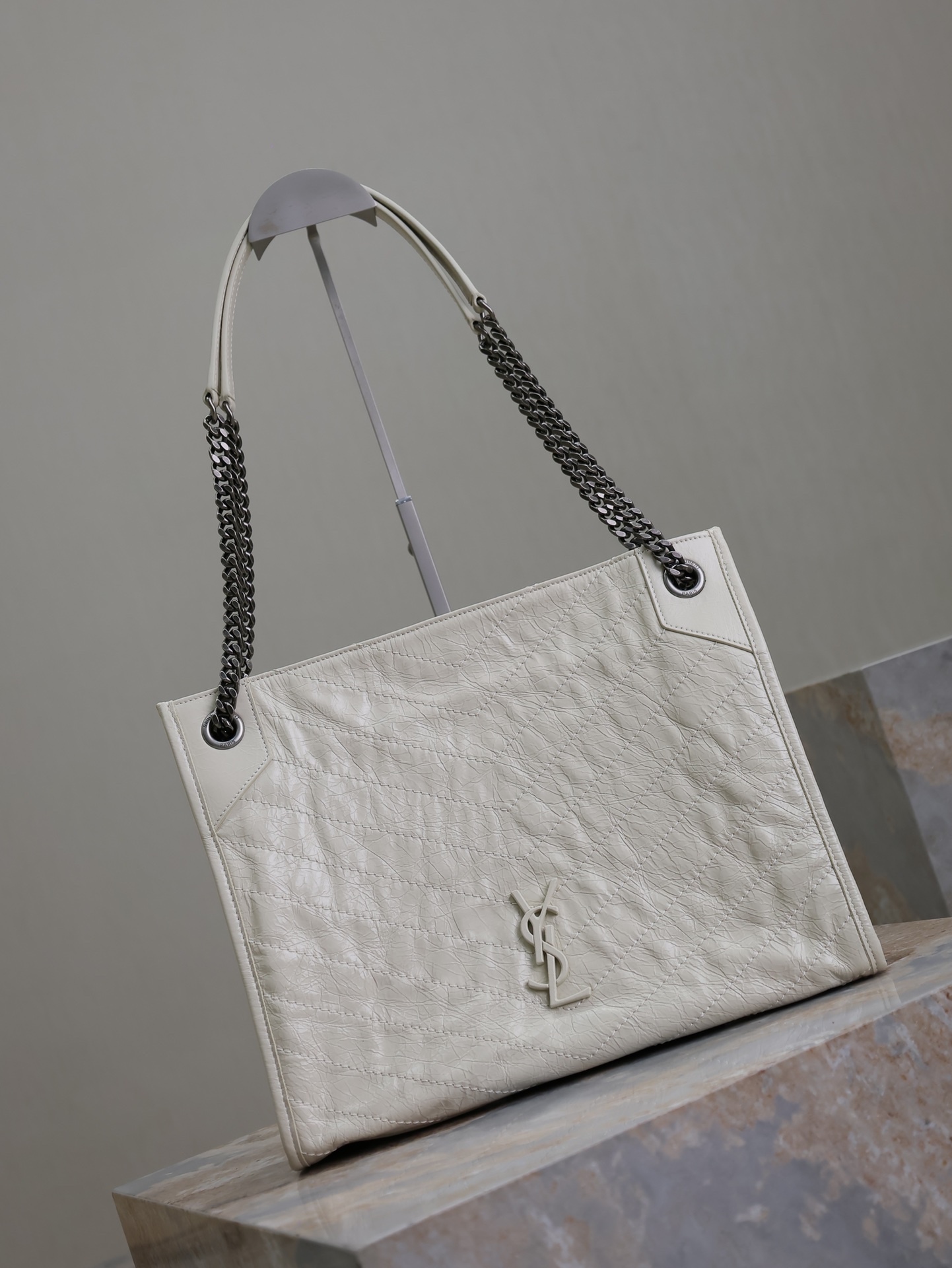 奶白·
Niki shopping bag_
意大利進口抓皺油蠟牛皮，五金是全牛皮包裹，工藝十分精湛！包袋中間有磁吸扣，保障了包包使用的安全性；內里有一拉鍊隔層及敞口插槽設計可放手機及零錢卡片，方便拿取，不會出現因為是大包而出現找不到東西的情況；包包自重非常輕，容量又足夠大，公文包、旅行包、購物袋、媽媽包隨意切換，實用性爆表！
型號：577999
尺寸：33x27x11.5cm