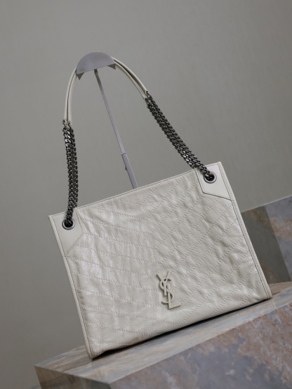 奶白·
Niki shopping bag_
意大利進口抓皺油蠟牛皮，五金是全牛皮包裹，工藝十分精湛！包袋中間有磁吸扣，保障了包包使用的安全性；內里有一拉鍊隔層及敞口插槽設計可放手機及零錢卡片，方便拿取，不會出現因為是大包而出現找不到東西的情況；包包自重非常輕，容量又足夠大，公文包、旅行包、購物袋、媽媽包隨意切換，實用性爆表！
型號：577999
尺寸：33x27x11.5cm