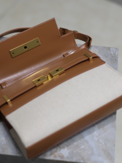 Manhattan_24cm
專櫃同步新款Manhattan法棍包小號24cm全新到貨！最新包型翻蓋曼哈頓法棍包，一改以往經典的logo，取而代之低調簡約的設計風格，它有點像H家的凱莉，很有復古的味道！商務➕休閒兩者結合，總結起來就是百搭！可以手拿，可以單肩或斜挎，一包多用，滿足了商務型女士，又滿足了小女生的休閒！精心挑選的原廠皮、完美的走線、精緻的五金讓整個包包都散髮出高級的味道！
型號：675626
尺寸：24x17.5x6cm