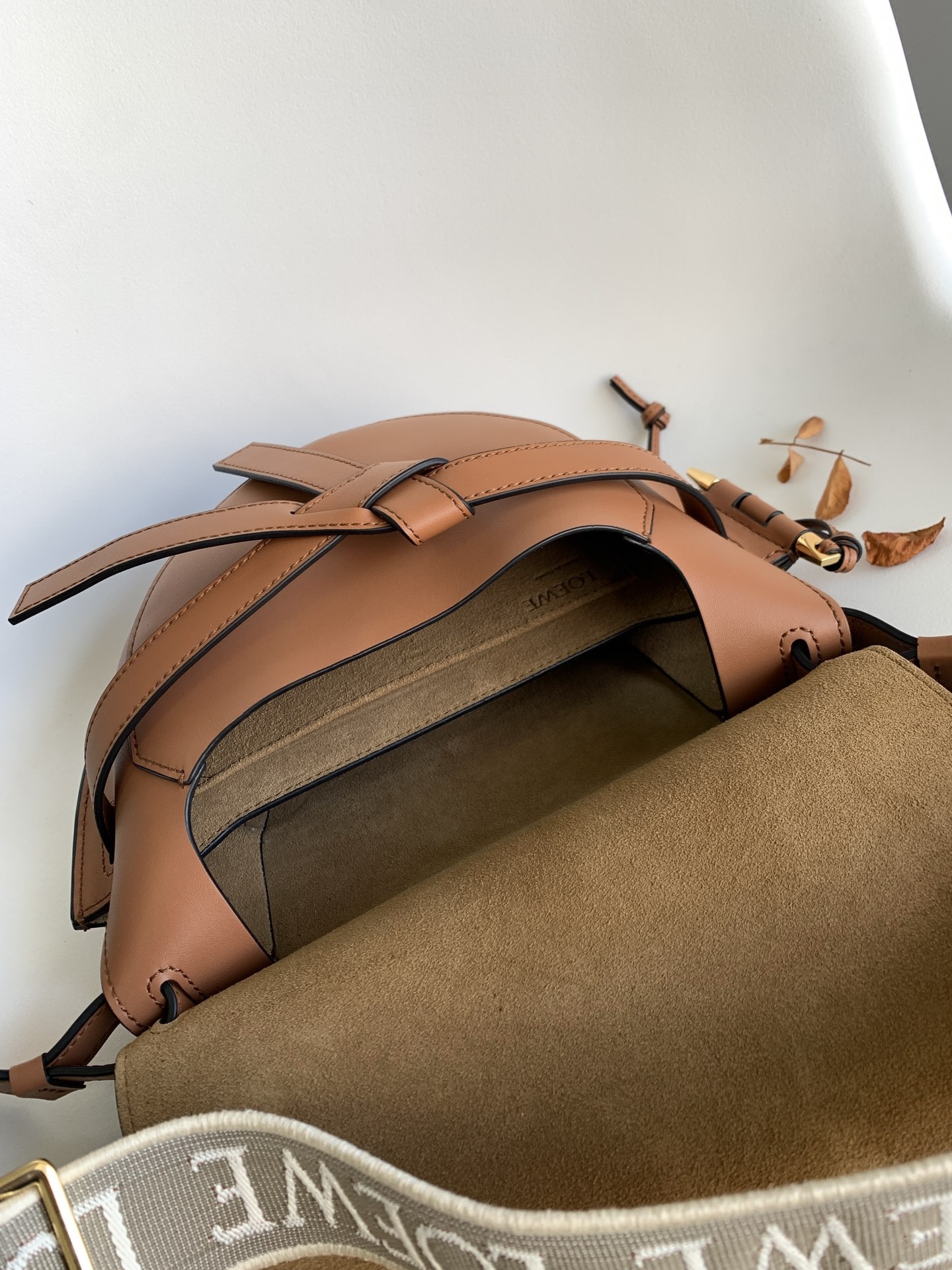 L⊚℮w℮🌟 🔥全新小號Gate到貨👏
羅家新版logo繡花編織寬肩帶馬鞍包👍包身採用柔軟牛皮革精制而成💋可拆卸肩帶*單肩、斜挎、腰包、胸口懸掛💋性感垂墜皮革條和蝴蝶結前束*帶品牌精緻logo 的子彈頭式黃銅插鞘*小牛皮包身、內部是麂皮、兩個隔層，一個卡袋！磁扣吸合設計，細膩平面牛皮搭配內里磨砂皮💋
size:20*19*11.5 cm  型號：011821  
配全套包裝