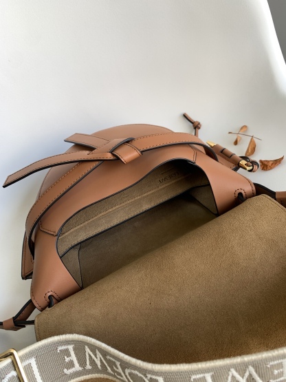 L⊚℮w℮🌟 🔥全新小號Gate到貨👏
羅家新版logo繡花編織寬肩帶馬鞍包👍包身採用柔軟牛皮革精制而成💋可拆卸肩帶*單肩、斜挎、腰包、胸口懸掛💋性感垂墜皮革條和蝴蝶結前束*帶品牌精緻logo 的子彈頭式黃銅插鞘*小牛皮包身、內部是麂皮、兩個隔層，一個卡袋！磁扣吸合設計，細膩平面牛皮搭配內里磨砂皮💋
size:20*19*11.5 cm  型號：011821  
配全套包裝