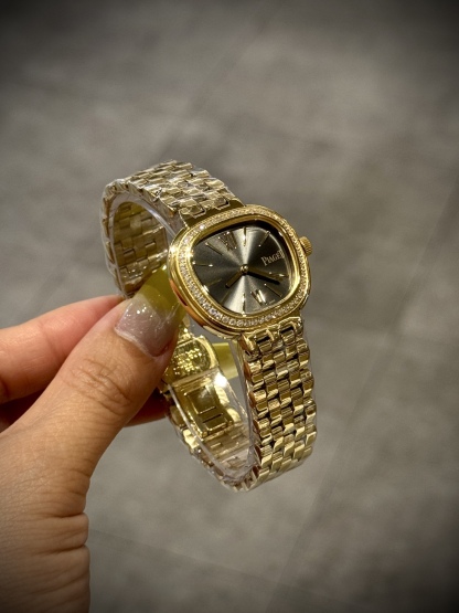 A8 factory•伯爵全新腕表 ﻿ #PiagetSixtie鎏金悅影系列 ﻿ 在瑞士鐘錶展「鐘錶與奇跡」閃亮登場！這款腕表游走於非凡制表工藝與黃金工藝之間，簡直是時尚與藝術的完美結合。Sixtie腕表採用獨特的梯形設計，重新詮釋1960年代末大膽華麗的風格，展現出獨特的魅力與優雅。
✨Sixtie系列腕表
✨直徑29毫米,
✨CNC數控雕刻精鋼梯形表殼
✨專櫃同步超薄厚度僅僅7mm
✨銀色太陽緞面打磨錶盤
✨316L精鋼錶鏈,搭載伯爵進口石英機芯  
認准A8出品！必屬精品！大廠品質！歡迎轉載！