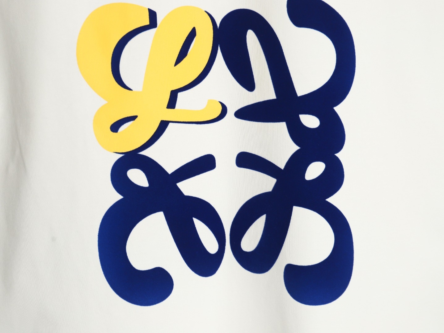 Loewe/羅意威 25ss 塗鴉彩繪植絨印花短袖T恤
260g棉質布料40支雙紗面料，無蝕塵‬毛藝工‬處布理‬面，紡織密度高，垂感佳，不易變形。
厚織感加上緊密紡紗工藝，不會影響Tee的透氣性，成色的飽和度很高
胸前撞色塗鴉彩繪植絨印花工藝
版型上身效果好，百搭好看的一款T恤，寬松版型遮肉顯瘦不挑人
顏色: 白色，黑色
S Size：S-XL