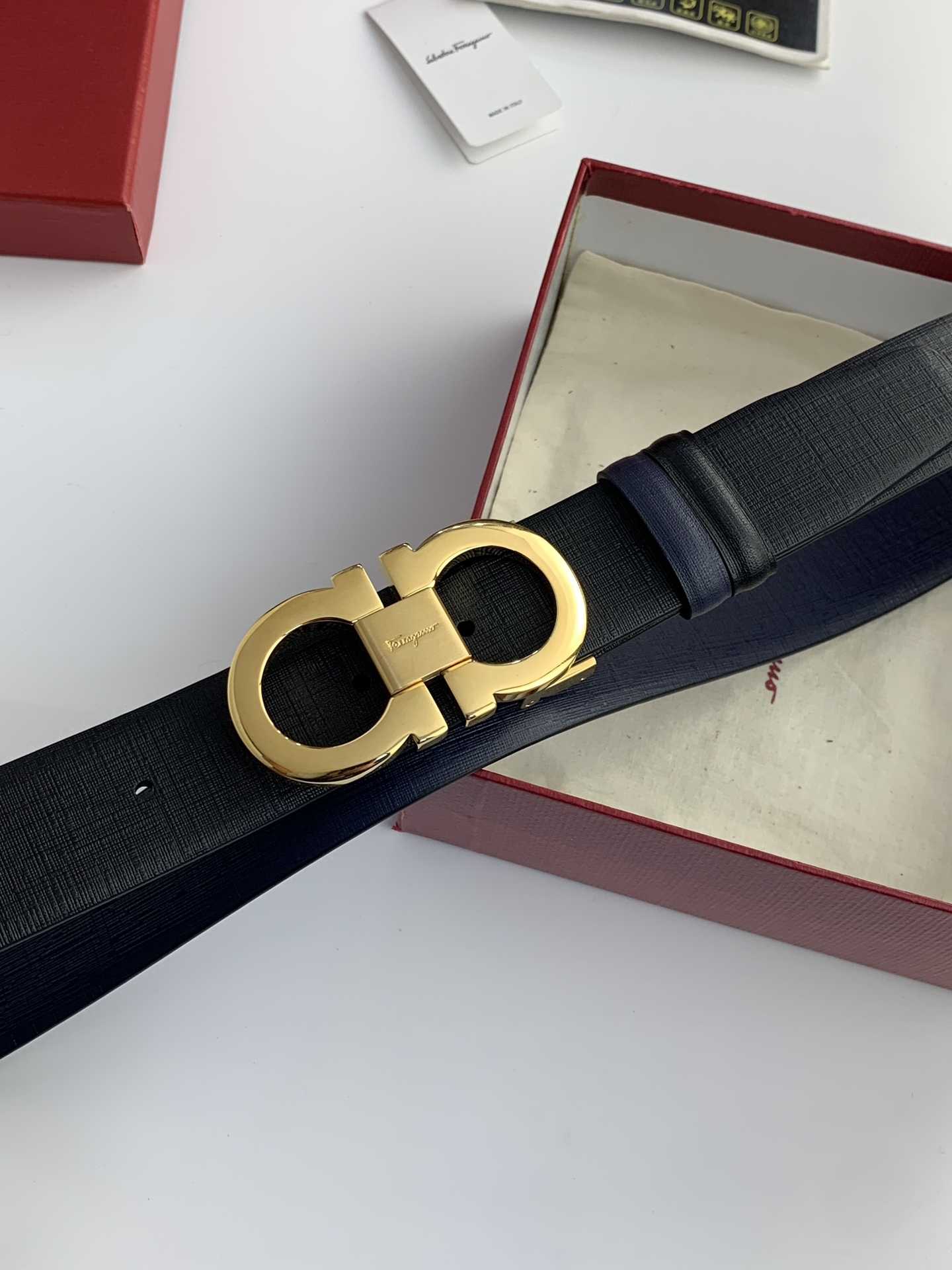 〖F家〗這款皮帶採用雙面小牛皮，搭配純銅八字扣，打造高雅考究的造型。寬3.5cm，長度可調節，達到量身定制般的修身效果。