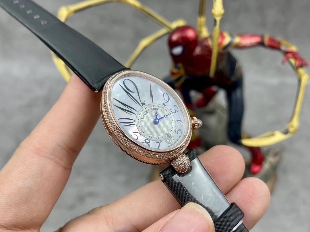 [玫瑰][玫瑰]最強 升級版 頂級 復刻女款 寶璣那不勒斯皇后系列，
【表殼】腕表尺寸分別為中號36.5x28.5毫米 
鵝卵形表殼高雅大氣，表殼外緣飾有錢幣紋。表圈和表殼周圍鑲嵌共117顆施華洛水晶（約0.99克拉）。表冠處鑲有一顆梨形晶石（約0.26克拉）
【精彩細節】
1.與原裝吻合，在表殼背部均打有貴金屬標識，效果清晰工整，彰顯腕表檔次。2.穹面玻璃，從側面看不僅有魚眼效果，還能折射鑽石帶來的璀璨光芒，更顯腕表高貴血統。
3.為了達到原裝K金質量的手感，調試了表殼內部結構的配重，做到重量與原版如出