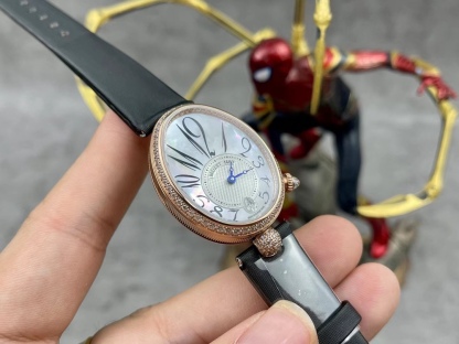 [玫瑰][玫瑰]最強 升級版 頂級 復刻女款 寶璣那不勒斯皇后系列，
【表殼】腕表尺寸分別為中號36.5x28.5毫米 
鵝卵形表殼高雅大氣，表殼外緣飾有錢幣紋。表圈和表殼周圍鑲嵌共117顆施華洛水晶（約0.99克拉）。表冠處鑲有一顆梨形晶石（約0.26克拉）
【精彩細節】
1.與原裝吻合，在表殼背部均打有貴金屬標識，效果清晰工整，彰顯腕表檔次。2.穹面玻璃，從側面看不僅有魚眼效果，還能折射鑽石帶來的璀璨光芒，更顯腕表高貴血統。
3.為了達到原裝K金質量的手感，調試了表殼內部結構的配重，做到重量與原版如出