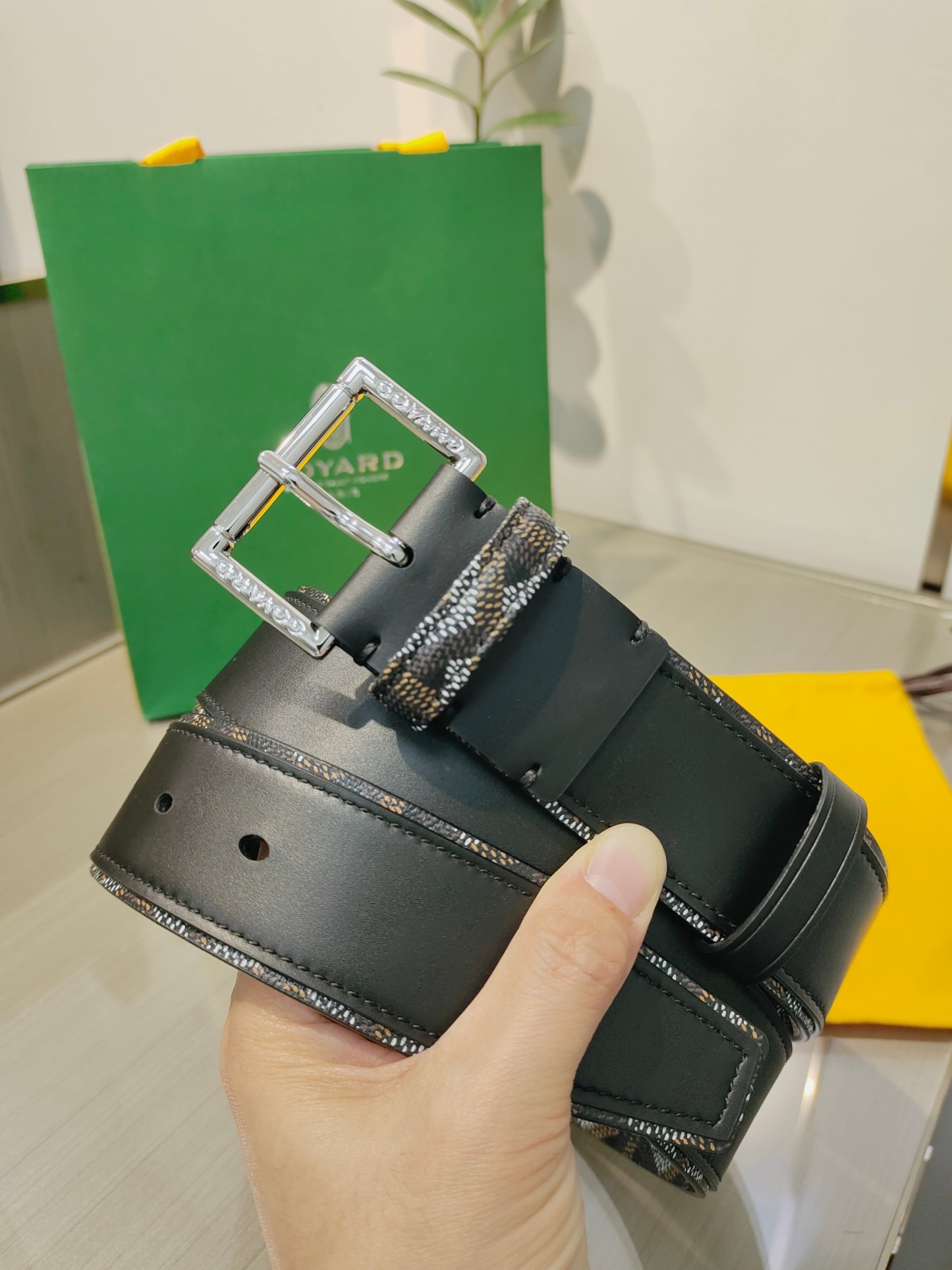 
Goyard(戈雅)腰帶源於法國奢侈品牌，設計風格簡約低調，腰帶身有標誌性帆布搭配進口頭層牛皮，腰帶扣採用簡約精品鋼扣，延續品牌的低調奢華，帶身寬度3.8CM，適用商務休閒日常佩戴。