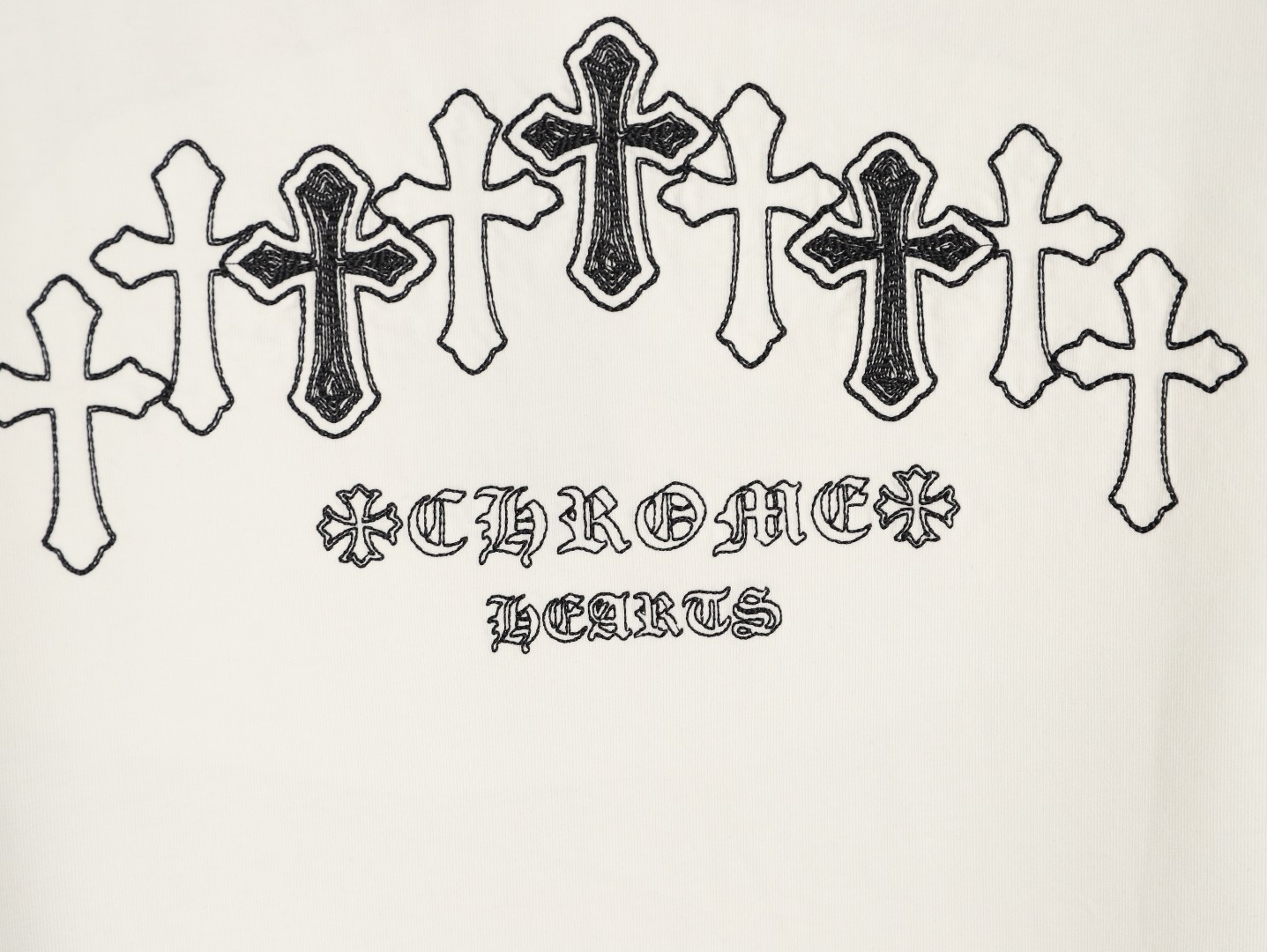 CHROME HEARTS克羅心CH 26ss 梵文十字架刺繡短袖T恤
No.1的質量 真正天花板品質，正確320g定織定染雙紗面料 柔軟舒適，成衣洗水 定染螺紋 無色差 不變形 手工磨爛超重工藝。螺紋領口均為克某心原領口 高包裹度 領口寬度和櫃櫃精確到毫米 厚領口不易變形，注意做工 領口處針腳 無折疊 順暢自然沒重疊線 真正還原 這是多少人都做不到的 ，區別市場通貨!
M1 Size: S-XL