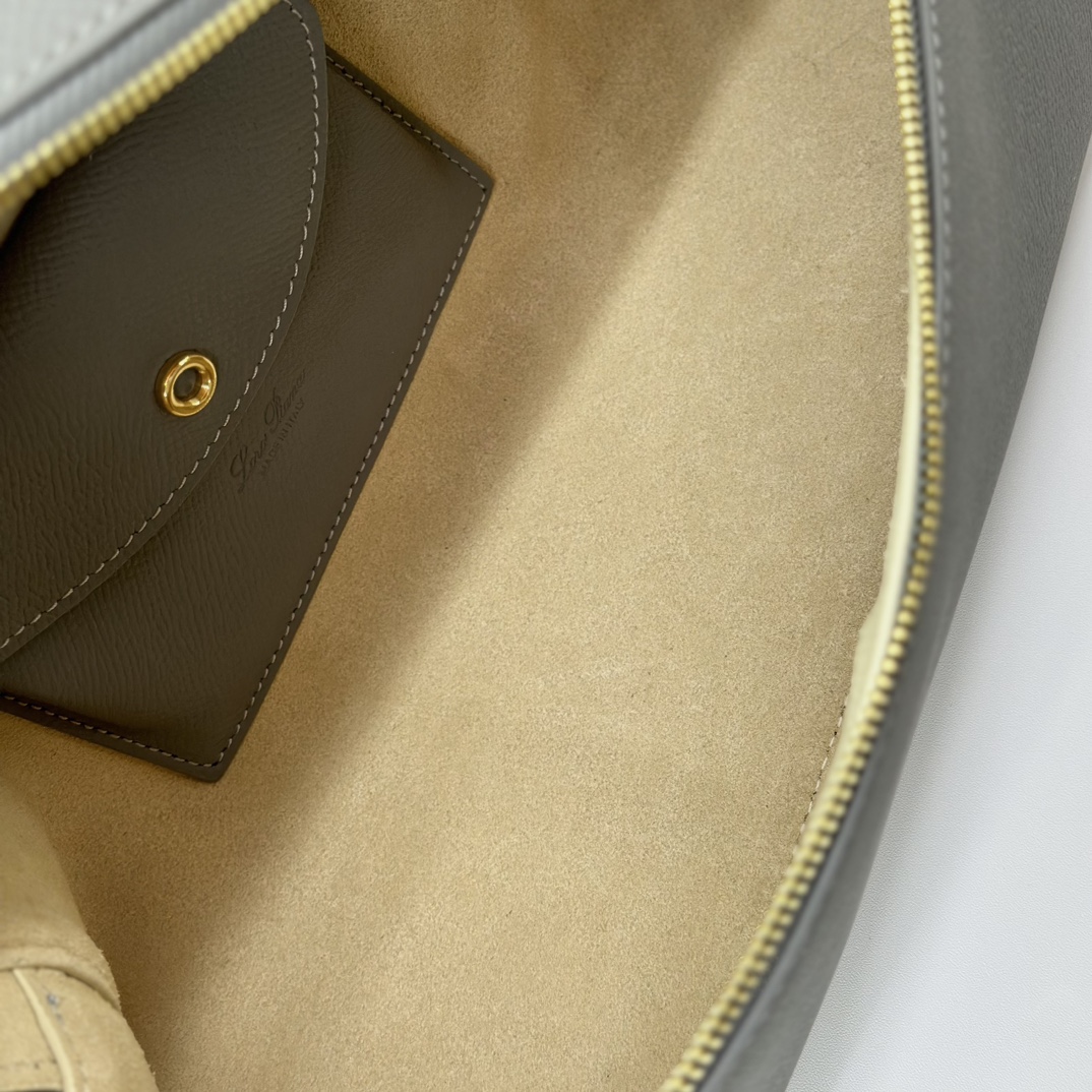 𝓛𝓸𝓻𝓸 𝓟𝓲𝓪𝓷𝓪 諾悠翩雅
𝑬𝒙𝒕𝒓𝒂 𝑩𝒂𝒈 𝑳𝟐𝟕 
寬開口加大容量斜挎包，包型設計更立體更有型，包身採用進口原廠小牛皮，手感柔軟而獨特，包包內部結構多了內袋。雙向加長拉鍊開合，配有My Charms金色金屬掛飾（LP特級純鋼五金配件）
size：27*16*10釐米
配全套專櫃禮盒包裝🎁