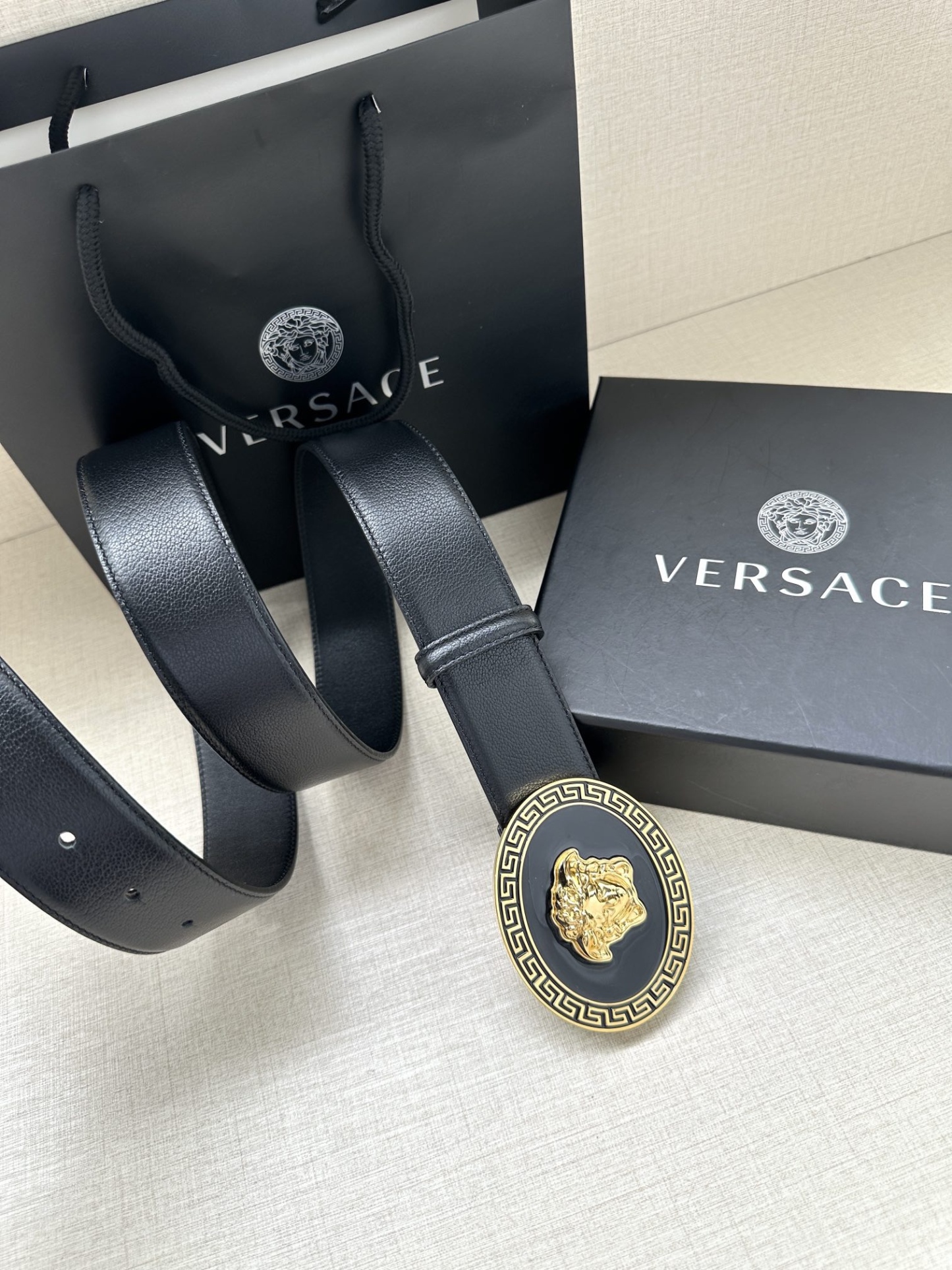 寬度：4.0cm （範思哲） 此款橢圓五金配件、腰帶飾有標誌性的Versace美杜莎頭像扣，彰顯品牌格調。是一款精美的衣櫥必備單品。