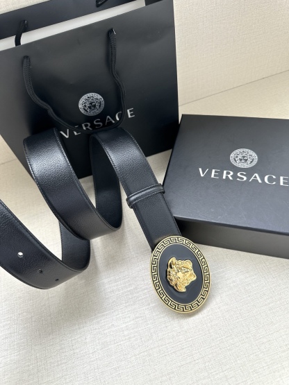 寬度：4.0cm （範思哲） 此款橢圓五金配件、腰帶飾有標誌性的Versace美杜莎頭像扣，彰顯品牌格調。是一款精美的衣櫥必備單品。