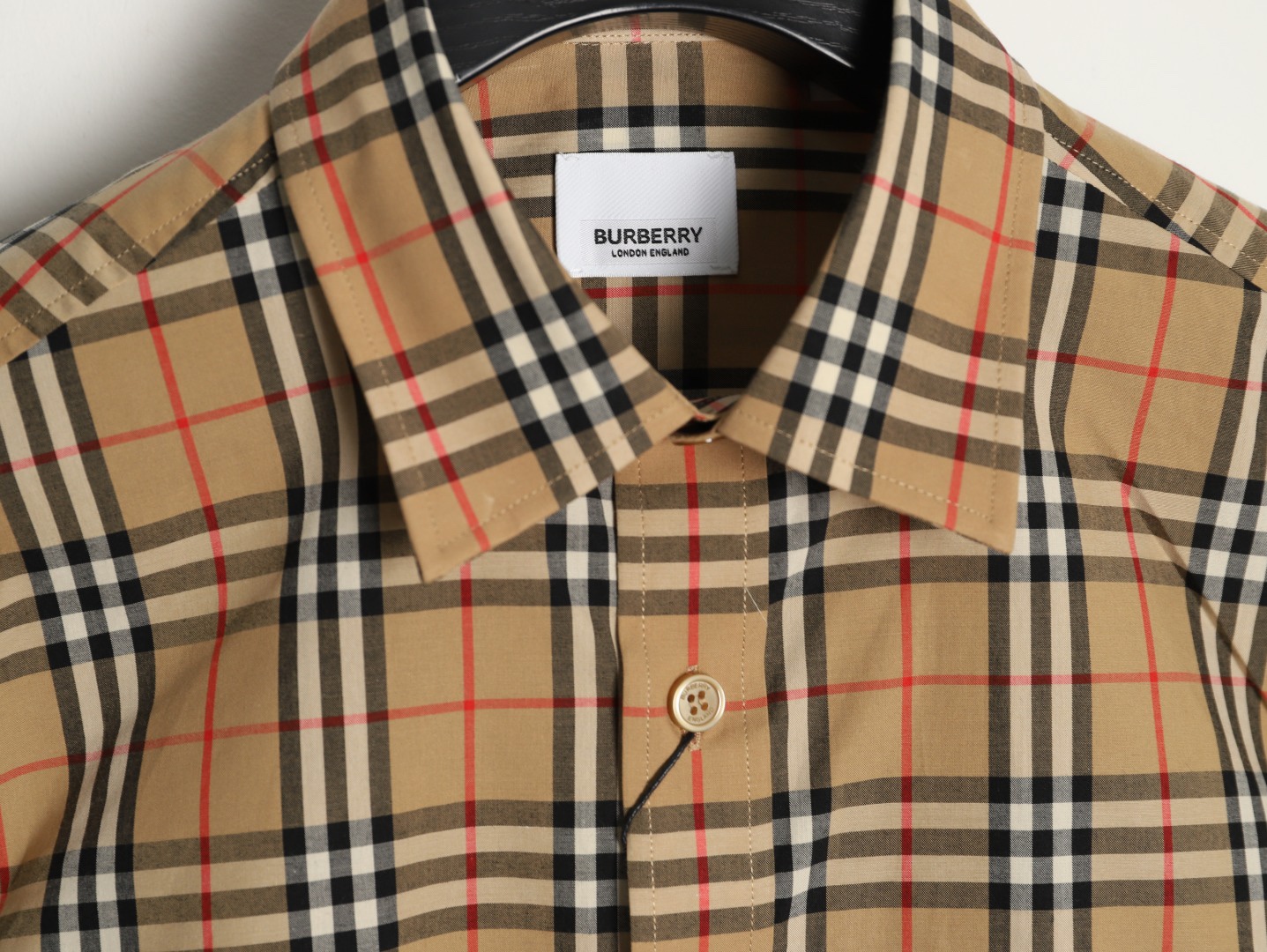 Burberry/巴寶莉 經典口袋小格紋棉質長袖襯衫
面料採用雙股80支梭織小斜紋面料，格紋對位，
紗線定織定染，每個獨立的尺碼都是定位裁片，前幅，口袋，
袖子等部位都是對格對位的，工序複製，費時費料，採用純天然珍珠貝殼紐扣，
洗水嘜定制，多處手工一片一片激光剪裁對位，
所有工序，用料都是ZP做法，區別市面一眼假版本
顏色：卡其小格
S Size：S-XL
