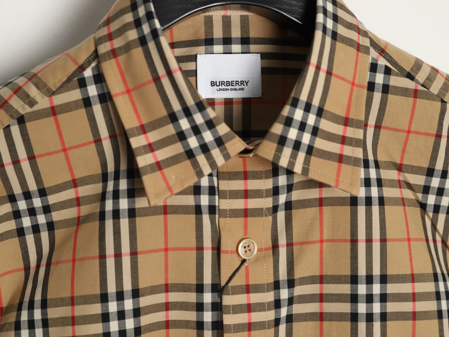 Burberry/巴寶莉 經典口袋小格紋棉質長袖襯衫
面料採用雙股80支梭織小斜紋面料，格紋對位，
紗線定織定染，每個獨立的尺碼都是定位裁片，前幅，口袋，
袖子等部位都是對格對位的，工序複製，費時費料，採用純天然珍珠貝殼紐扣，
洗水嘜定制，多處手工一片一片激光剪裁對位，
所有工序，用料都是ZP做法，區別市面一眼假版本
顏色：卡其小格
S Size：S-XL