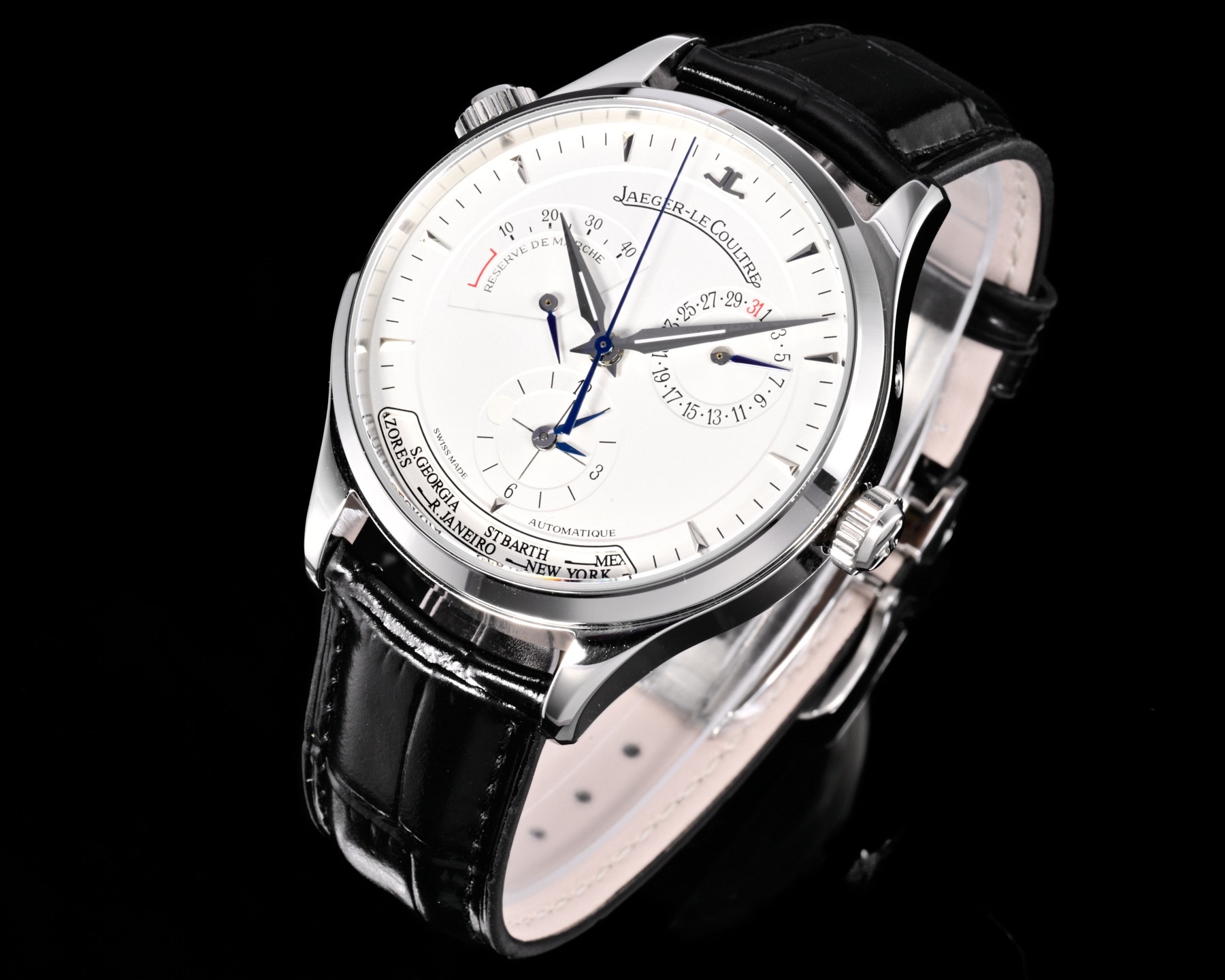 Factory出品
【市場最高版本】JL積家 各路大咖都叫它大醜 其實賦予的是極高贊美 論品味與外觀 在鐘錶界有著舉足輕重的地位 戴出去怎麼都是長臉 各種彰顯品味 Master 地理學家大師系列 Q1428421 復刻版全新升級 多功能腕表 升級Cal.939A機芯 打磨效果更近原裝 升級軸 自動陀為玫金邊 字面紋路清晰 功能：日期顯示 雙時區 動力儲備顯示 316L精鋼  直徑42mm  原裝折疊扣！V+ Factory匠心之作 值得你擁有！