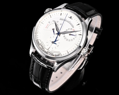 Factory出品
【市場最高版本】JL積家 各路大咖都叫它大醜 其實賦予的是極高贊美 論品味與外觀 在鐘錶界有著舉足輕重的地位 戴出去怎麼都是長臉 各種彰顯品味 Master 地理學家大師系列 Q1428421 復刻版全新升級 多功能腕表 升級Cal.939A機芯 打磨效果更近原裝 升級軸 自動陀為玫金邊 字面紋路清晰 功能：日期顯示 雙時區 動力儲備顯示 316L精鋼  直徑42mm  原裝折疊扣！V+ Factory匠心之作 值得你擁有！