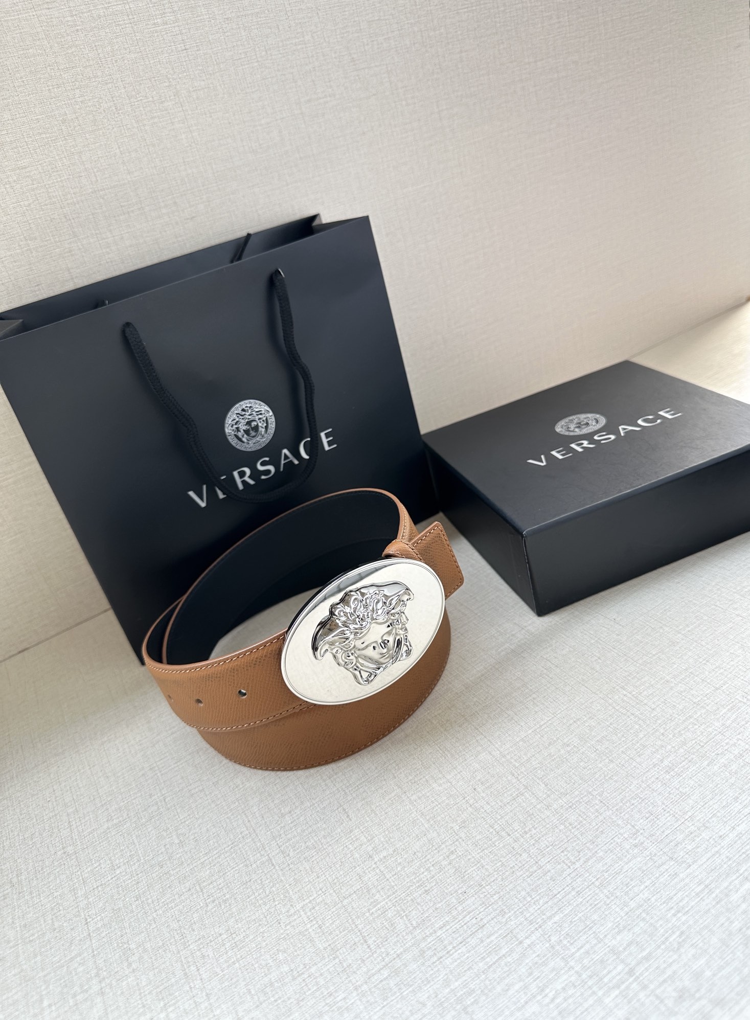 寬度：4.0cm （範思哲） 此款橢圓五金配件、腰帶飾有標誌性的Versace美杜莎頭像扣，彰顯品牌格調。是一款精美的衣櫥必備單品。