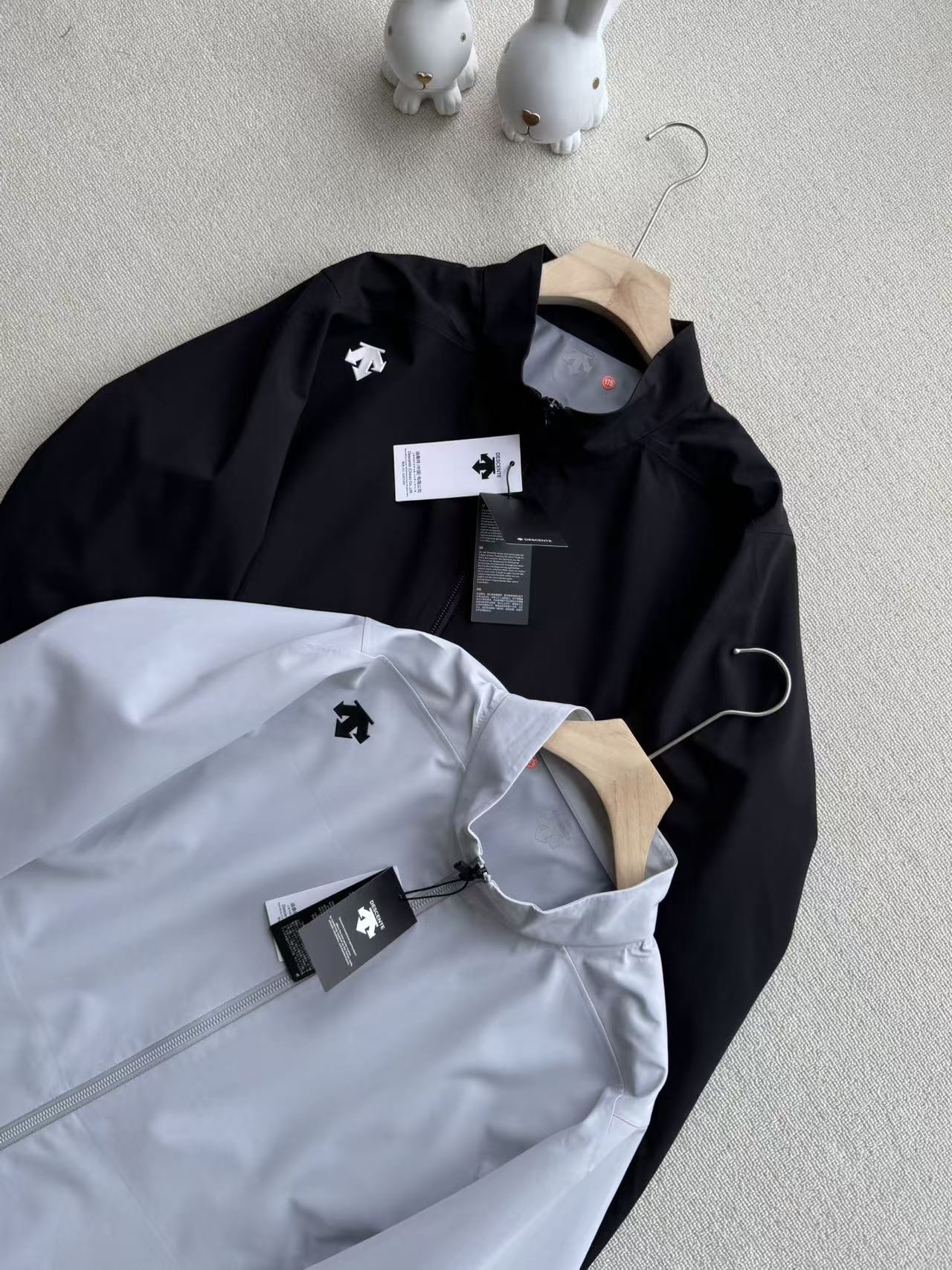 26春款 DESCENTEGOLF迪桑特高爾夫新品男PRO系列防風防潑水夾克外套

採用全無縫熱壓膠工藝，告別針孔滲水，風雨無縫可鑽；搭載專業防水透氣面料，強防風、拒暴雨，極端天氣依舊乾爽。表層DWR防油污防潑水處理，水漬油污一擦即淨，耐髒易打理。剪裁利落百搭，戶外徒步、日常出行皆有型，耐磨抗造，四季實用。

顏色 ：黑色 淺灰
尺碼：m-3XL 圖9