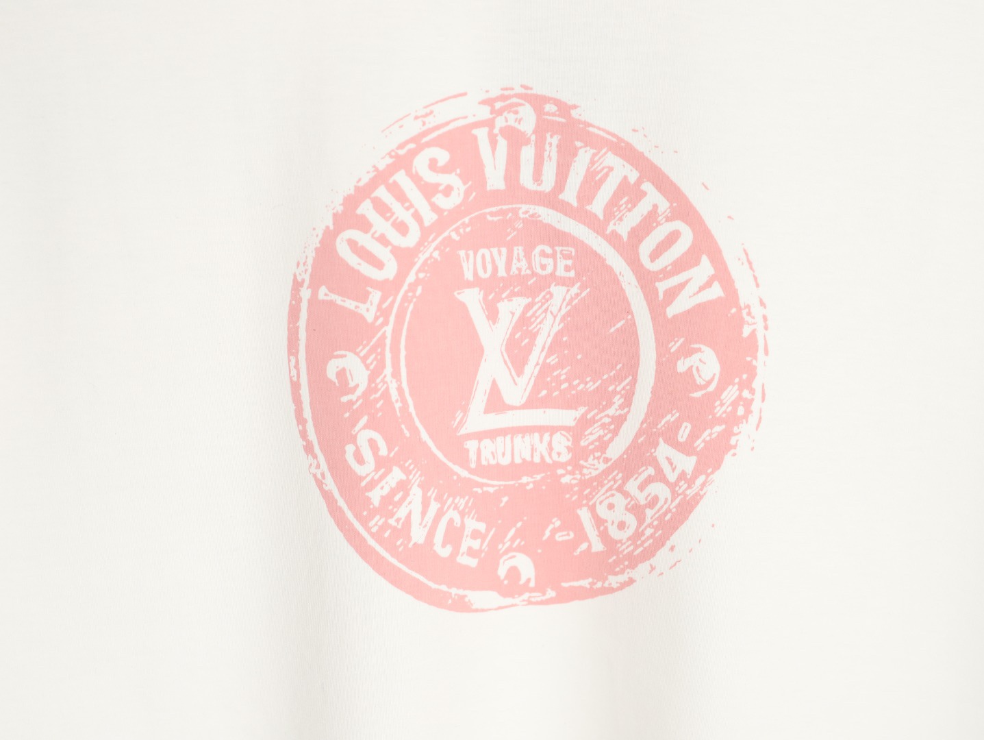 Louis Vuitton/路易威登 25ss 印章logo印花短袖
本款T恤以柔軟透氣的棉質針織裁出休閒廓形。胸前印章點綴多樣路易經典元素，涵蓋品牌創始年份，歌頌品牌的旅行與制箱傳承。

面料紗線支數為60支，屬於高支棉紗紗線細膩柔軟。單股結構使面料更輕盈透氣，雙面針織工藝，正反面紋理一致，面料結構緊密，彈性較好不易卷邊，觸感細膩適合貼身穿著。

TPU光油印花工藝，這是一種結合功能性材料與視覺效果的先進印花技術，尤其適用於提升面料的高端質感。印花用於增加光澤、立體感和特殊觸感，用於設計獨特