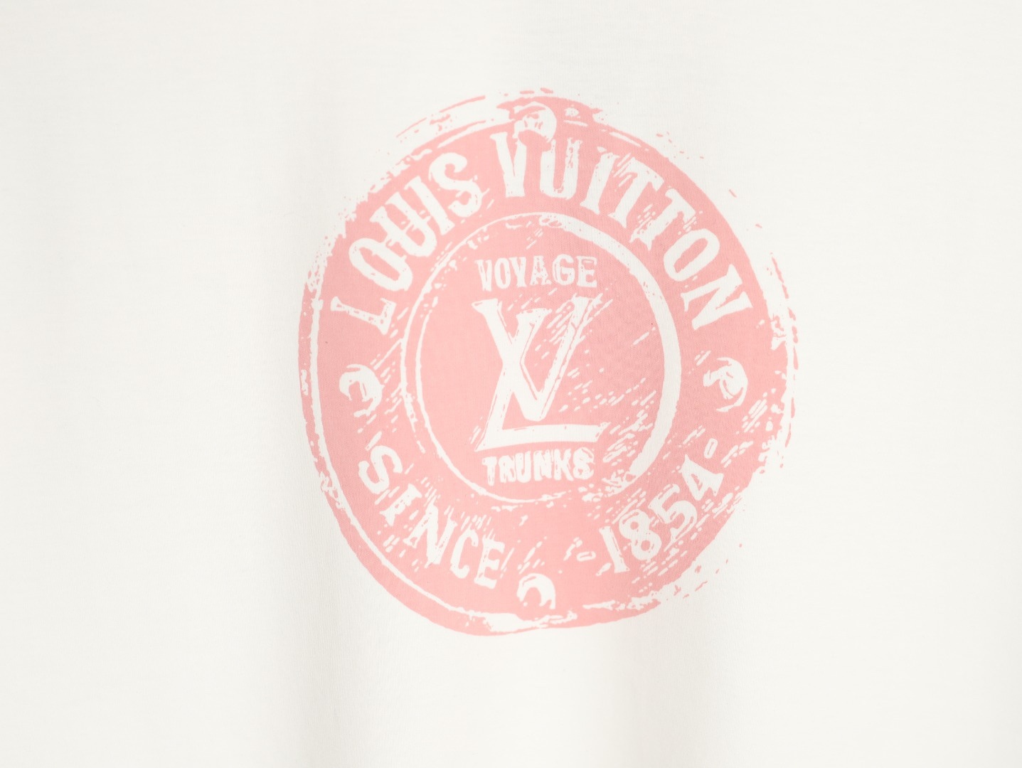 Louis Vuitton/路易威登 25ss 印章logo印花短袖
本款T恤以柔軟透氣的棉質針織裁出休閒廓形。胸前印章點綴多樣路易經典元素，涵蓋品牌創始年份，歌頌品牌的旅行與制箱傳承。

面料紗線支數為60支，屬於高支棉紗紗線細膩柔軟。單股結構使面料更輕盈透氣，雙面針織工藝，正反面紋理一致，面料結構緊密，彈性較好不易卷邊，觸感細膩適合貼身穿著。

TPU光油印花工藝，這是一種結合功能性材料與視覺效果的先進印花技術，尤其適用於提升面料的高端質感。印花用於增加光澤、立體感和特殊觸感，用於設計獨特
