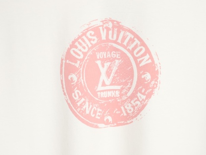 Louis Vuitton/路易威登 25ss 印章logo印花短袖
本款T恤以柔軟透氣的棉質針織裁出休閒廓形。胸前印章點綴多樣路易經典元素，涵蓋品牌創始年份，歌頌品牌的旅行與制箱傳承。

面料紗線支數為60支，屬於高支棉紗紗線細膩柔軟。單股結構使面料更輕盈透氣，雙面針織工藝，正反面紋理一致，面料結構緊密，彈性較好不易卷邊，觸感細膩適合貼身穿著。

TPU光油印花工藝，這是一種結合功能性材料與視覺效果的先進印花技術，尤其適用於提升面料的高端質感。印花用於增加光澤、立體感和特殊觸感，用於設計獨特