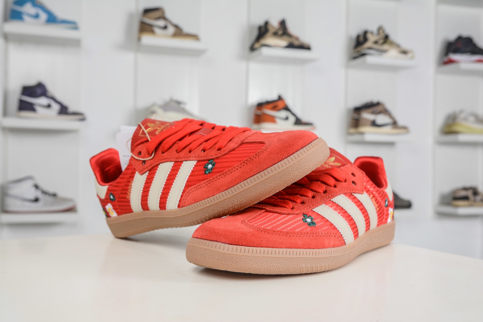 adidas originals SAMBA OG W 此款鞋延續了橡膠外底和經典款式的傳統。
貨號：IH9056
Size：35 36 36.5 37 38 38.5 39 40 40.5 41 42 42.5 43 44 44.5 45