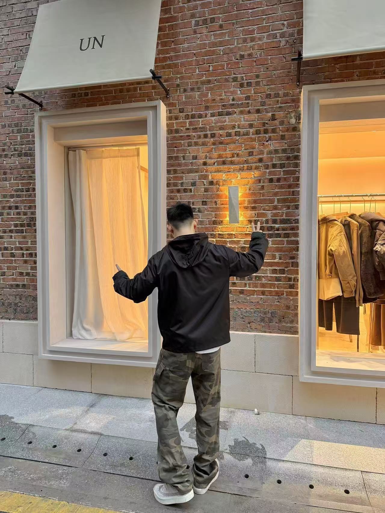 🔝PRADA/普拉達PRD 拉鍊口袋尼龍連帽外套
選用品牌標誌性的再生尼龍面料，與傳統尼龍性能相當，具備高強度，抗撕裂，耐磨損等特性。其質地輕盈，同時又具備防水功能適合多場景需求。抗皺，快乾的特點也易於日常打理維護。
定制三角徽標通過4個0.8mm金屬爪釘固定於衣身，爪釘背面經手工打磨至圓潤，避免刮蹭。下擺彈力抽繩選用7芯高彈尼龍繩，直徑3mm，配合橡膠扣，可實現±5cm長度調節。抽繩孔採用「金屬雞眼+防磨環」雙重保護，雞眼內徑5mm，邊緣光滑無毛刺，反復抽拉500次無變形。
袖口採用紐扣調