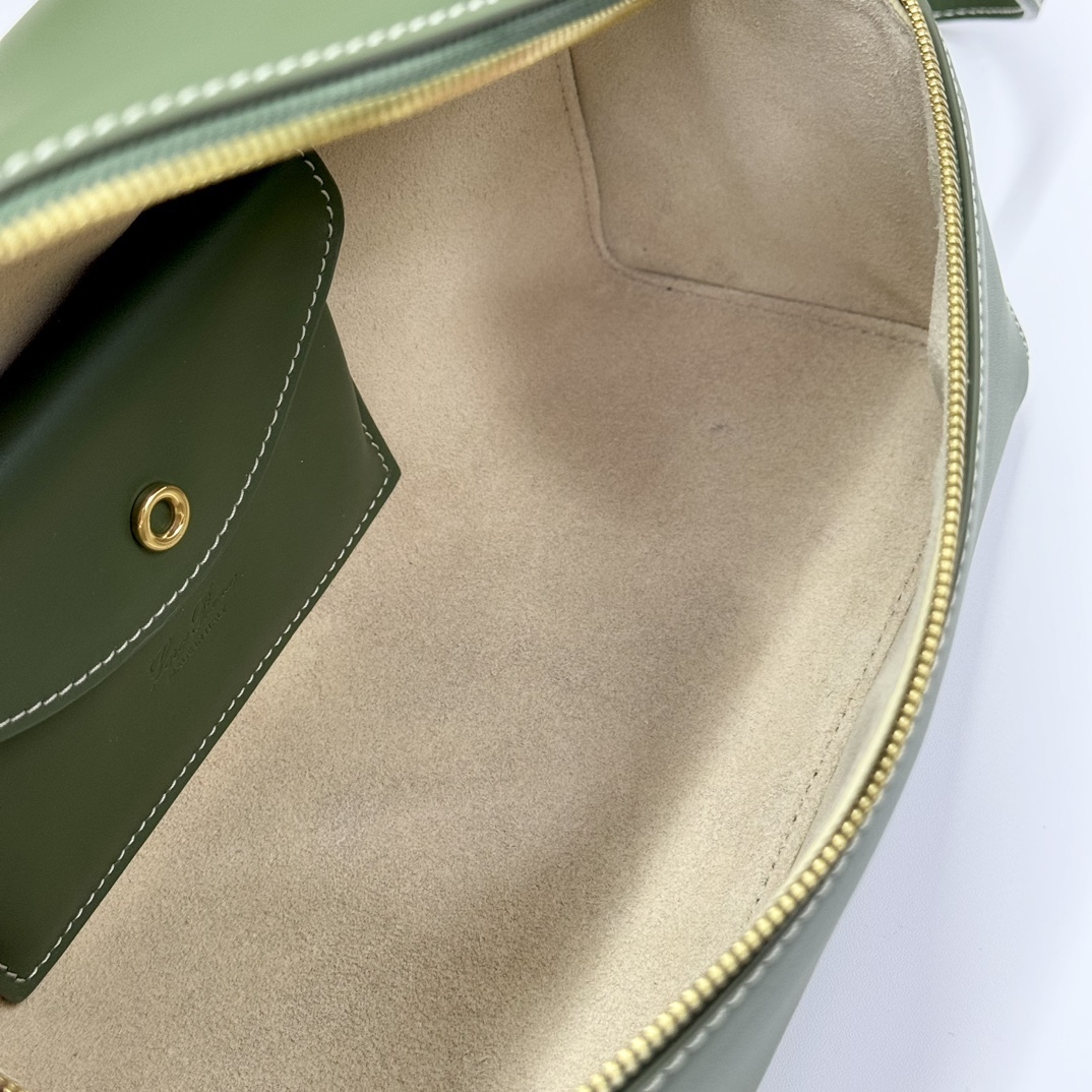 𝓛𝓸𝓻𝓸 𝓟𝓲𝓪𝓷𝓪 諾悠翩雅
𝑬𝒙𝒕𝒓𝒂 𝑩𝒂𝒈 𝑳𝟐𝟕 
寬開口加大容量斜挎包，包型設計更立體更有型，包身採用進口原廠小牛皮，手感柔軟而獨特，包包內部結構多了內袋。雙向加長拉鍊開合，配有My Charms金色金屬掛飾（LP特級純鋼五金配件）
size：27*16*10釐米
配全套專櫃禮盒包裝🎁