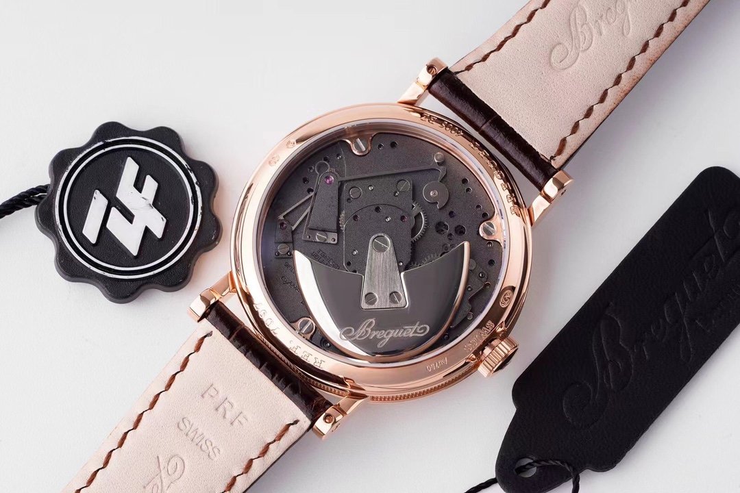 ZF超級大作 寶璣Tradition傳世系列！全自動逆跳秒針腕表！火爆來襲！

耗時近4年 潛心研發機芯 重金打造 至誠大作！——實現原裝全部功能！

【精彩細節】腕表尺寸40mmX11.65吻合正品ZF憑借豐富的復刻經驗，殼身打磨精細，造型簡潔精美，今纖薄表殼更顯優雅！上下採用整枚藍寶石水晶玻璃打造通透無比，充分展現了寶璣的經典設計。
【技術突破】超精密1比1原裝機芯開發研制而成。原本隱藏在錶盤底板之下的板橋、齒輪、擒縱機構、發條盒等機芯部件清晰展露。今精密機械運轉的奧秘毫無保留的呈現於眼前。10點鐘位