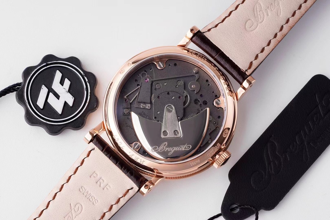 ZF超級大作 寶璣Tradition傳世系列！全自動逆跳秒針腕表！火爆來襲！

耗時近4年 潛心研發機芯 重金打造 至誠大作！——實現原裝全部功能！

【精彩細節】腕表尺寸40mmX11.65吻合正品ZF憑借豐富的復刻經驗，殼身打磨精細，造型簡潔精美，今纖薄表殼更顯優雅！上下採用整枚藍寶石水晶玻璃打造通透無比，充分展現了寶璣的經典設計。
【技術突破】超精密1比1原裝機芯開發研制而成。原本隱藏在錶盤底板之下的板橋、齒輪、擒縱機構、發條盒等機芯部件清晰展露。今精密機械運轉的奧秘毫無保留的呈現於眼前。10點鐘位