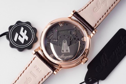 ZF超級大作 寶璣Tradition傳世系列！全自動逆跳秒針腕表！火爆來襲！

耗時近4年 潛心研發機芯 重金打造 至誠大作！——實現原裝全部功能！

【精彩細節】腕表尺寸40mmX11.65吻合正品ZF憑借豐富的復刻經驗，殼身打磨精細，造型簡潔精美，今纖薄表殼更顯優雅！上下採用整枚藍寶石水晶玻璃打造通透無比，充分展現了寶璣的經典設計。
【技術突破】超精密1比1原裝機芯開發研制而成。原本隱藏在錶盤底板之下的板橋、齒輪、擒縱機構、發條盒等機芯部件清晰展露。今精密機械運轉的奧秘毫無保留的呈現於眼前。10點鐘位