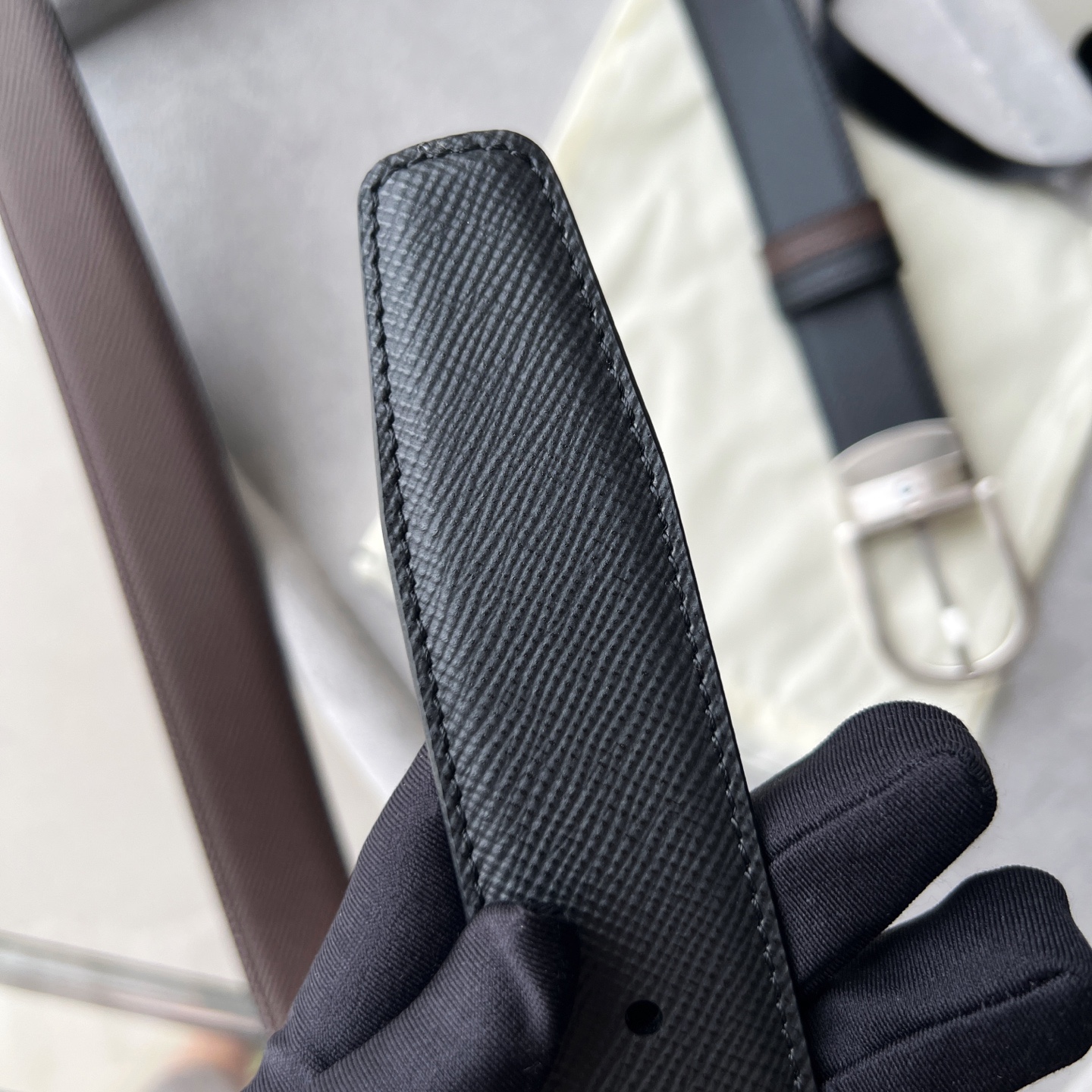 馬蹄形帶扣黑色/棕色雙面皮帶（35毫米）
馬蹄形閃亮鍍釕帶扣。可調節長度，3.5cm黑色和棕色雙面皮帶。打造經典靈動造型。
貨號 錶帶描述 黑色和棕色雙面牛皮皮帶 皮革圖案 金屬圓環上飾有萬寶龍六角白星 標識 搭扣裝置 易開啓裝置，可調節皮帶長度
搭扣形狀 馬蹄形主要顏色 黑色 | 棕色 搭扣類型 針扣式表扣