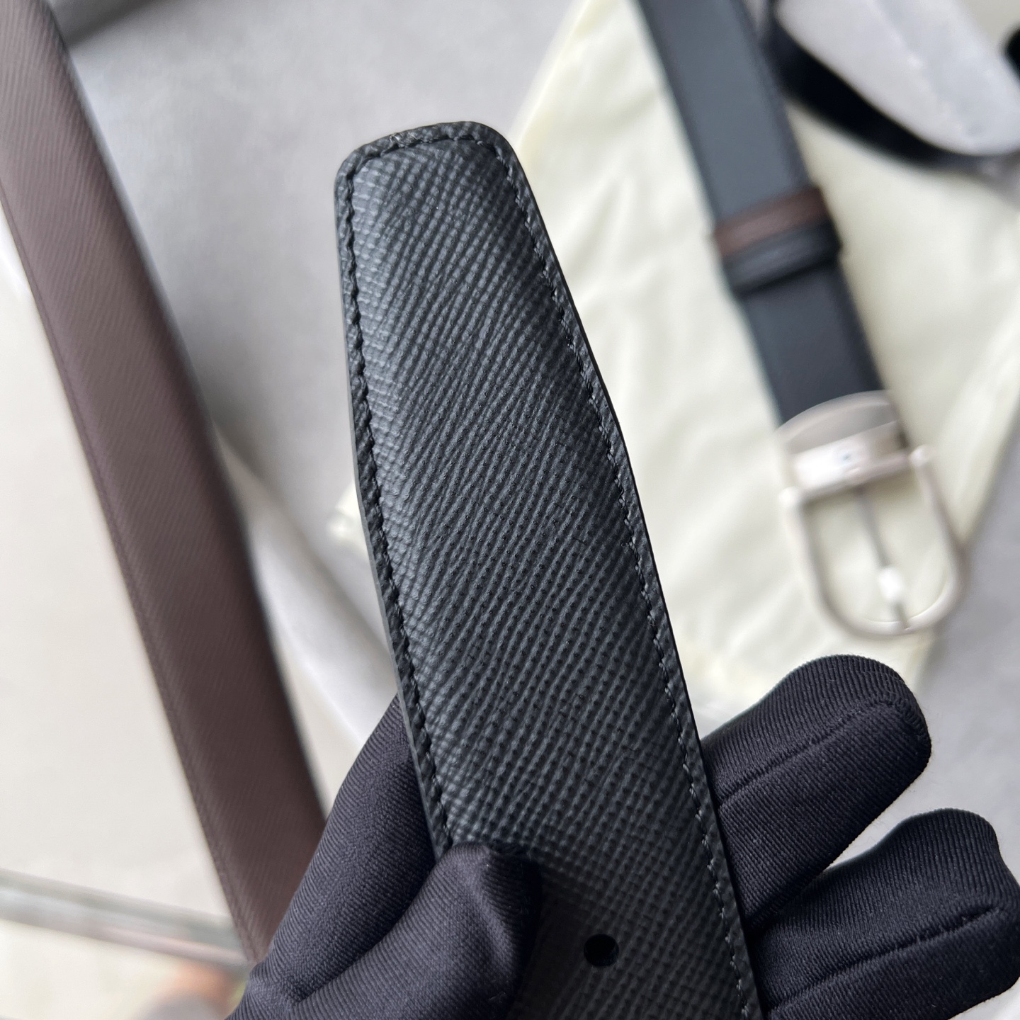 馬蹄形帶扣黑色/棕色雙面皮帶（35毫米）
馬蹄形閃亮鍍釕帶扣。可調節長度，3.5cm黑色和棕色雙面皮帶。打造經典靈動造型。
貨號 錶帶描述 黑色和棕色雙面牛皮皮帶 皮革圖案 金屬圓環上飾有萬寶龍六角白星 標識 搭扣裝置 易開啓裝置，可調節皮帶長度
搭扣形狀 馬蹄形主要顏色 黑色 | 棕色 搭扣類型 針扣式表扣