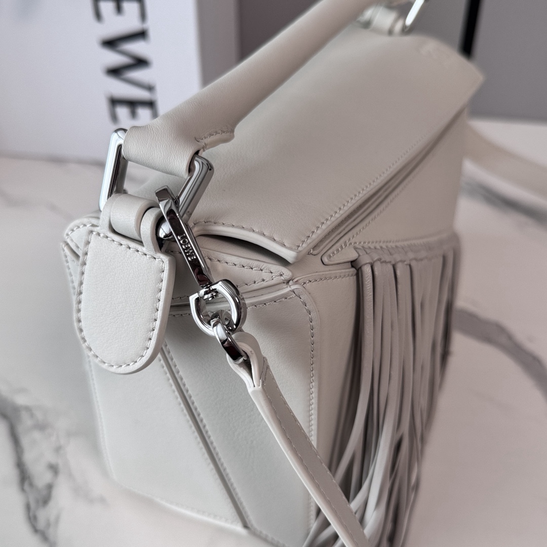 L⊚℮w℮🌟新款🆕小號經典牛皮革Fringe Puzzle手袋
Puzzle 以別具一格的幾何線條勾勒長方體造型*此小號版本採用經典牛皮革製成，搭配手工打結流蘇裝飾。手袋為新春系列作品。小號Puzzle可以容納例如一隻大號錢包，所有尺寸的手機和太陽鏡，肩背或斜挎*手拿或頂部提手攜帶*肩帶可調節，可拆卸*一個內部插袋和一個外部後方拉鍊口袋*拉鍊開合帶牛皮革拉鍊頭*人字紋棉質帆布襯里Anagram 壓紋🌟
size:24*10.5*16CM
型號：062611（配全套包裝）