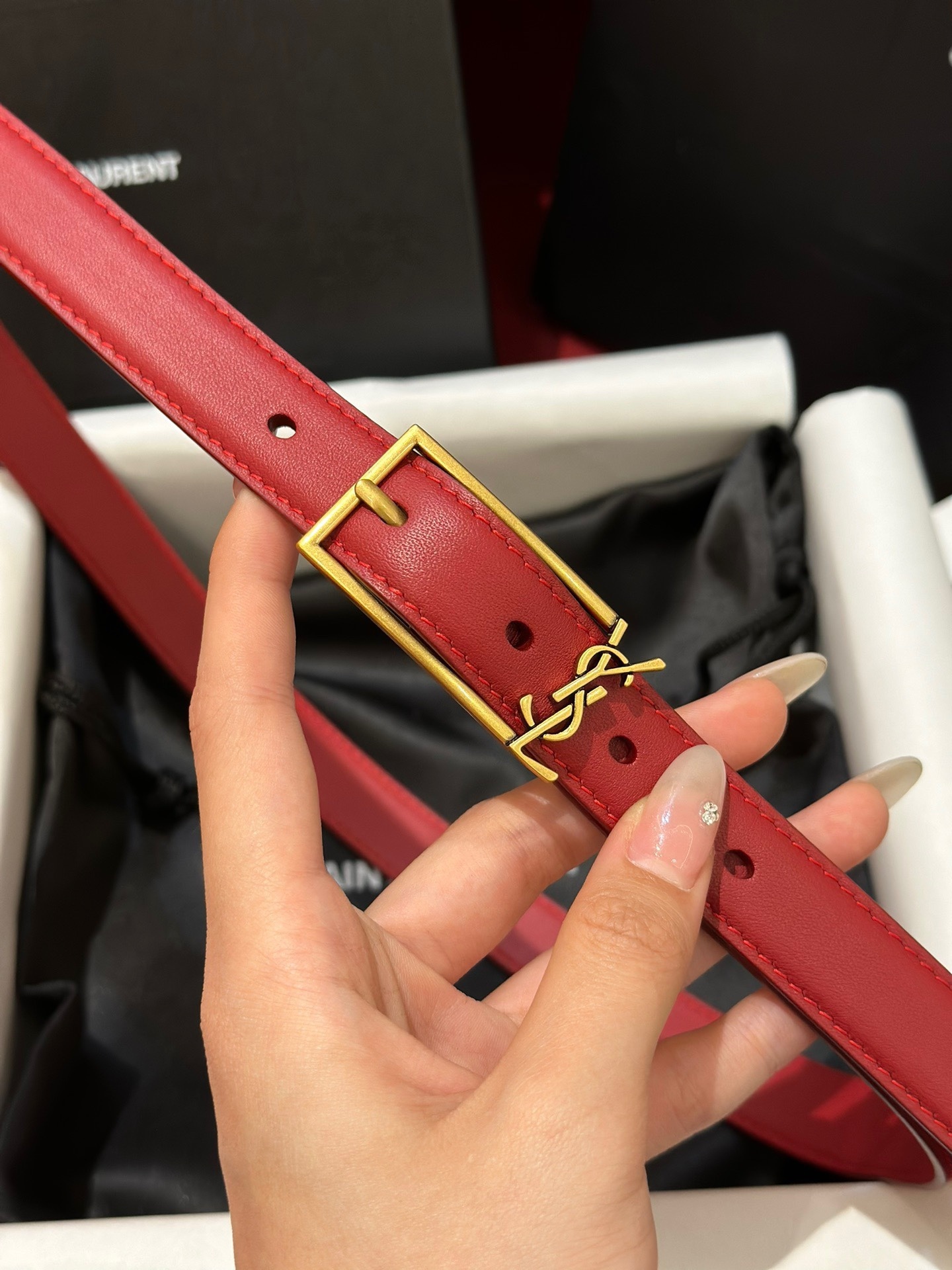 新款聖羅蘭 YSL
這款女款腰帶復古精工金屬扣將復古風與現代時尚相融合，呈現的恰到好處，時尚標配青睞有加，每針每一線都非常精緻，雙面頂級牛皮材質，搭配頂級黃銅針扣寬度2.0