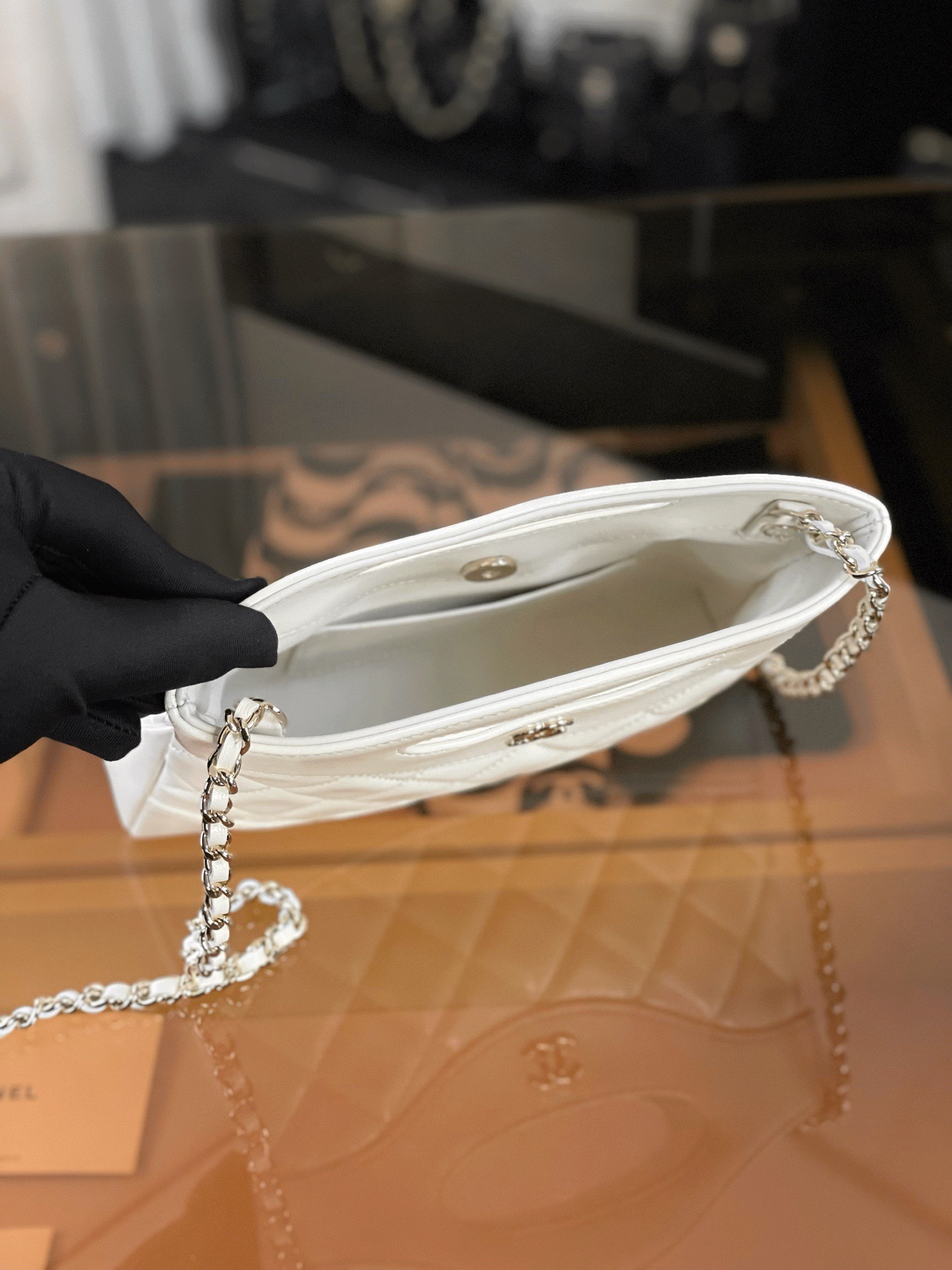 特▪️級鋼 到貨
全新到貨🆕𝗖𝗵𝗮𝗻𝗲𝟭 𝟮𝟓𝐏 羊皮系列
𝟥𝟣𝖡𝖺𝗀 𝖭𝖺𝗇𝗈 白色

𝟐𝟓𝐏橫版𝟥𝟣𝗆𝗂𝗇𝗂可愛無敵𝖦𝖾𝗍❕
“包王”經典再現巧妙設計🪄
滿足了時髦精的在所期待啦…
軟萌感讓我毫無抵抗力〰️

五金：厚鍍𝟣𝟦𝖪淡金
皮料:   金標𝗓𝗉原廠小羊皮
尺寸：𝟣𝟩.𝟧*𝟤𝟢.𝟧*𝟥.𝟧 𝖼𝗆
3656