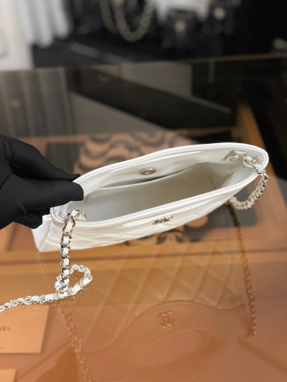 特▪️級鋼 到貨
全新到貨🆕𝗖𝗵𝗮𝗻𝗲𝟭 𝟮𝟓𝐏 羊皮系列
𝟥𝟣𝖡𝖺𝗀 𝖭𝖺𝗇𝗈 白色

𝟐𝟓𝐏橫版𝟥𝟣𝗆𝗂𝗇𝗂可愛無敵𝖦𝖾𝗍❕
“包王”經典再現巧妙設計🪄
滿足了時髦精的在所期待啦…
軟萌感讓我毫無抵抗力〰️

五金：厚鍍𝟣𝟦𝖪淡金
皮料:   金標𝗓𝗉原廠小羊皮
尺寸：𝟣𝟩.𝟧*𝟤𝟢.𝟧*𝟥.𝟧 𝖼𝗆
3656