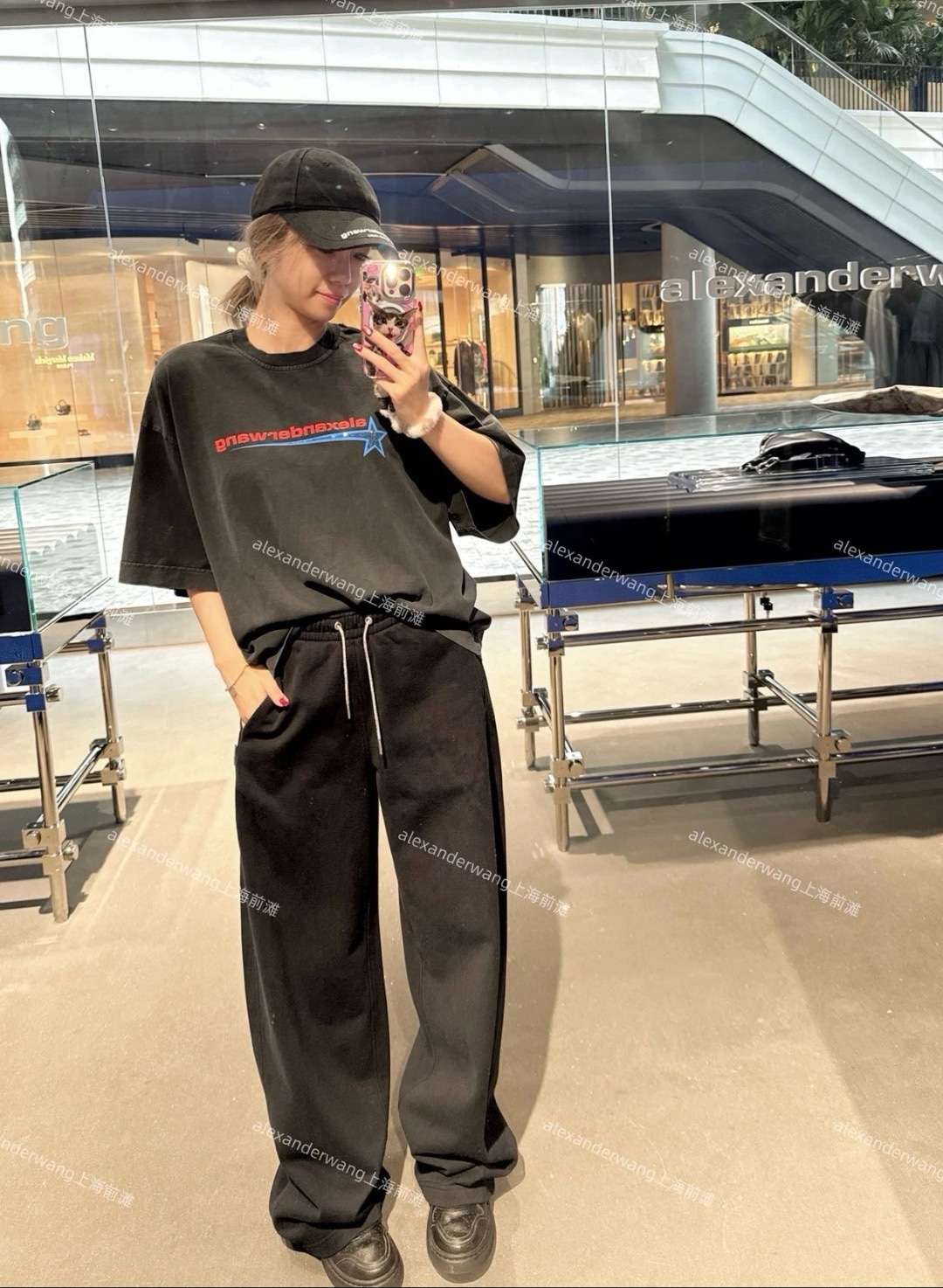 🔝Alexander Wang 亞歷山大王 26SS 燙鑽流星印花短袖T恤
獨家對版定織定染高品質精梳棉棉紗 面料手感柔軟舒適，與原版面料相同！水洗去毛，正品版型，做到了真正的"oversize“版型
尺碼：S-XL