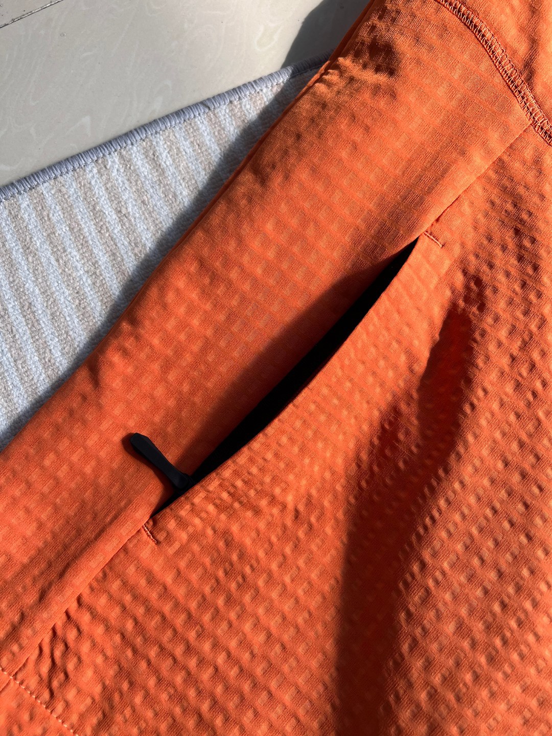 2026年春季新款猛獁象MAMMUT輕量單層彈力外套夾克 男女同款 軟殼連帽夾克
面料95的聚酯纖維 5的氨綸 輕盈帶彈力  手感柔軟舒適   不靜電 質感輕膚，，自帶纖維紋理 ，格紋凹槽 空氣流通  可快速散熱  吸濕排汗 
款式設計簡約大牌，胸口拼布拉鍊口袋 ，多處細節採用四針六線🧵設計點綴，肉眼可見的工藝美
手插口袋，做的壓膠無痕一公分外延  內隱藏拉鍊口袋 上下刺繡鎖邊 提升品質
彈力袖口 輕便舒適 ，下擺出帶有調節繩，穿搭風格可隨意切換
日常休閒  上班通勤 戶外運動  舒適百搭