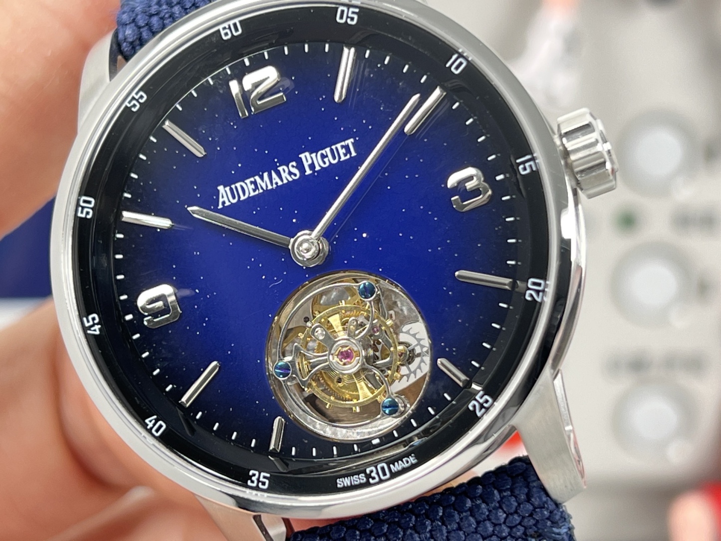 
新款愛彼真陀飛輪CODE11.59系列26396男士腕表！完美與個性的體驗！
1⃣️直徑42MM！表面玻璃採用水晶藍寶石玻璃。
2⃣️搭載Cal.2950全自動陀飛輪機芯，動力儲存60小時！
3⃣️錶帶採用進口意大利小牛皮以及帆布皮帶可選！
3⃣️表殼採用316L精鋼材質，整殼CNC高精准處理，密度與原裝吻合！          
4⃣️表面採用砂金石琺瑯錶盤
整體按照原裝顏色完美呈現！
5⃣️殼套分圈口.殼.底蓋三件套，整體角度完美體現拉絲工藝，品質與美的融合！