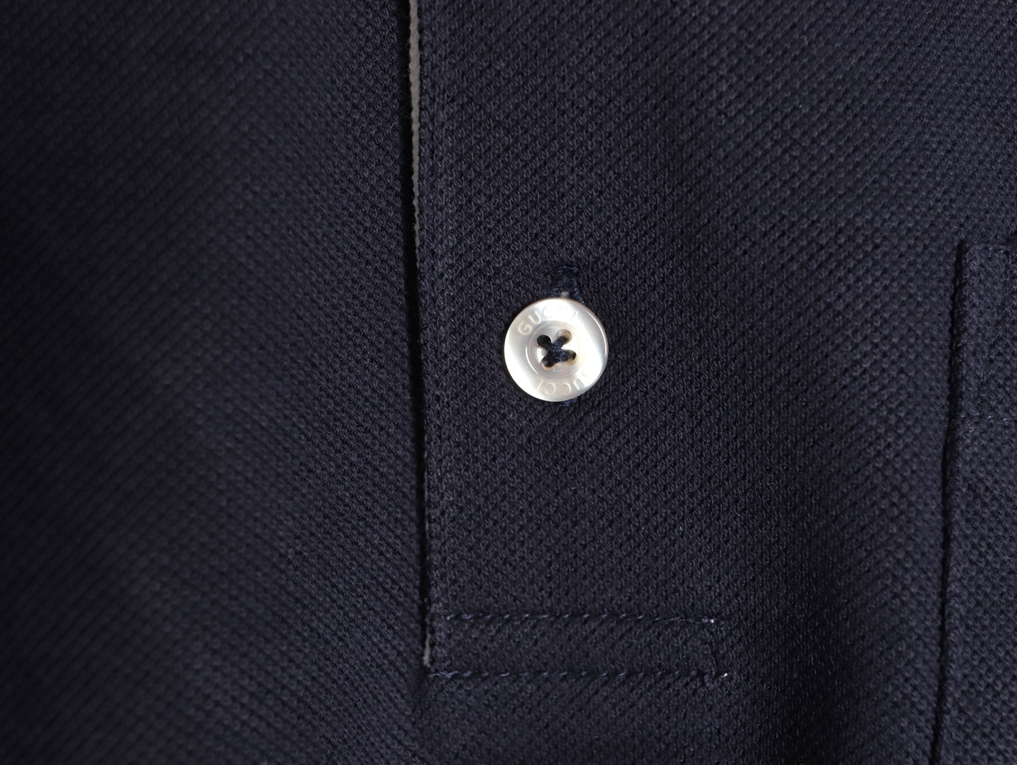 Gucci/古馳 24ss 胸口雙G刺繡Polo短袖
原購入，採用60支雙股250克重棉氨混紡雙面珠地面料，條紋相間拼色衣領定為雙系統提花定織扁機製成。GG互扣刺繡圖案採用進口田島機器，榻榻米刺繡搭配挨針繡工藝，刺繡非常的飽滿，精細針法綿密，以榻榻米刺繡工藝打底，挨針繡描廓邊緣及字母繡花，層次清晰豐富立體。前胸無明線無散口雙層面筒，袖口縫盤螺紋同為扁機織造，採用TAJIMA進口機台加工，人工手縫領標開背領標帶防偽芯片，紐扣開模天然塔羅貝炭黑刻字牛角扣，三標輔料同步定 制。經典翻領設計