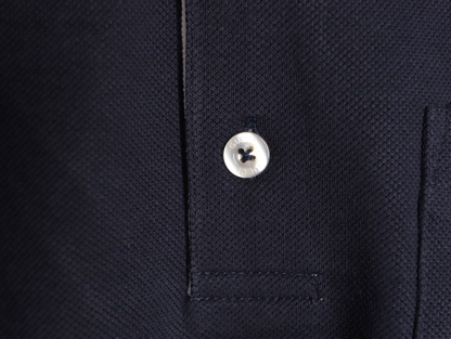 Gucci/古馳 24ss 胸口雙G刺繡Polo短袖
原購入，採用60支雙股250克重棉氨混紡雙面珠地面料，條紋相間拼色衣領定為雙系統提花定織扁機製成。GG互扣刺繡圖案採用進口田島機器，榻榻米刺繡搭配挨針繡工藝，刺繡非常的飽滿，精細針法綿密，以榻榻米刺繡工藝打底，挨針繡描廓邊緣及字母繡花，層次清晰豐富立體。前胸無明線無散口雙層面筒，袖口縫盤螺紋同為扁機織造，採用TAJIMA進口機台加工，人工手縫領標開背領標帶防偽芯片，紐扣開模天然塔羅貝炭黑刻字牛角扣，三標輔料同步定 制。經典翻領設計