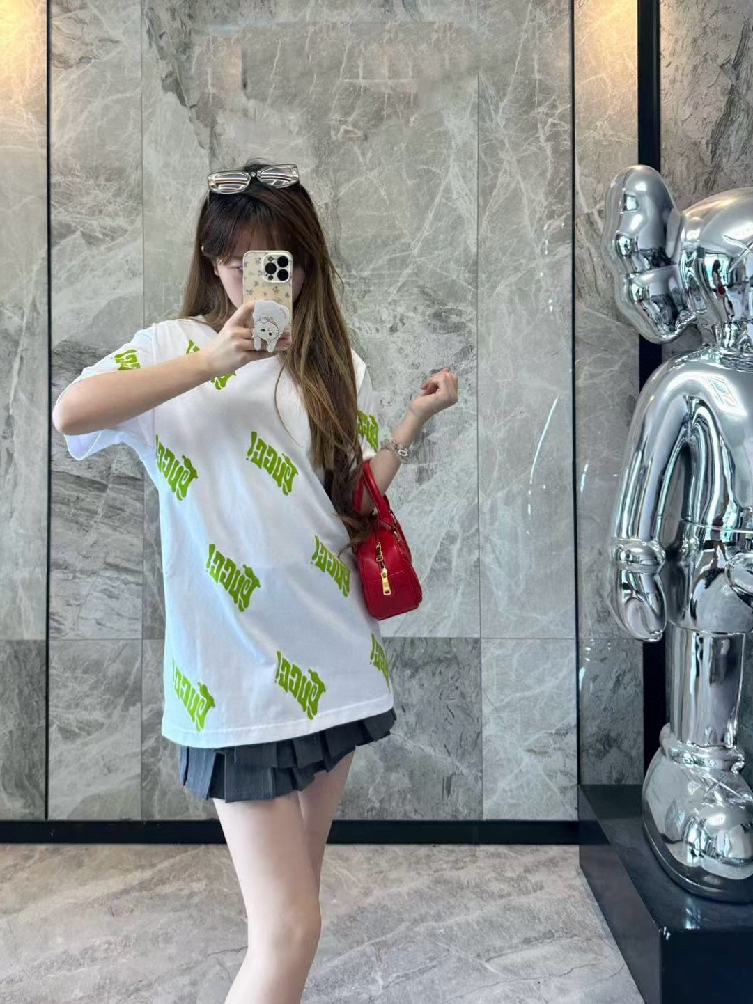 Gucci/古馳 25ss 綠色發泡印花短袖
GUCCI新款T恤採用重磅白色針織棉製成，通體檸檬綠Gucci刺繡倍添清新氣息。
A Size:S-XL