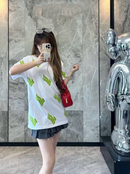 Gucci/古馳 25ss 綠色發泡印花短袖
GUCCI新款T恤採用重磅白色針織棉製成，通體檸檬綠Gucci刺繡倍添清新氣息。
A Size:S-XL