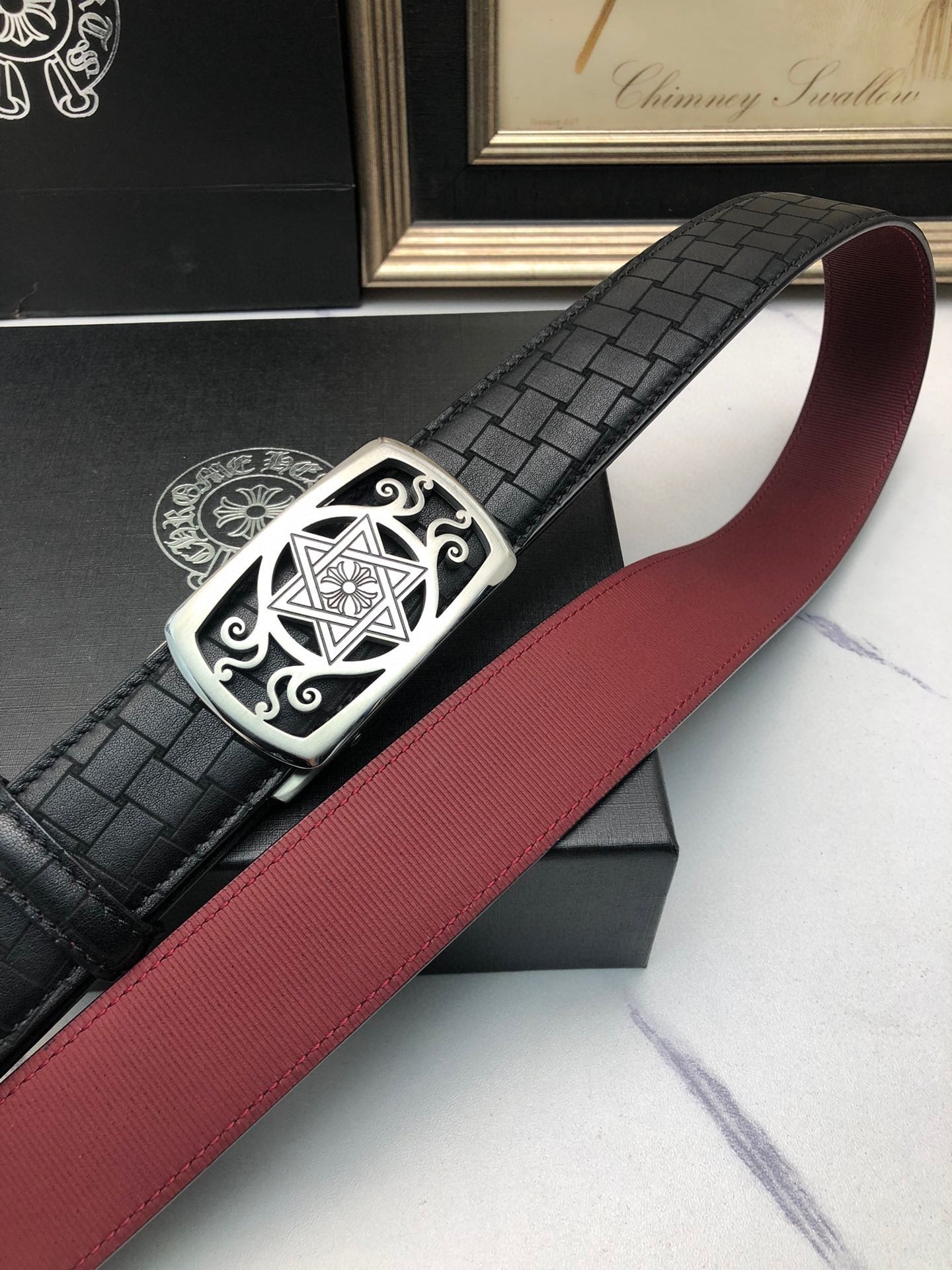 克羅星：原單頭層牛皮燙印花紋面，內襯頭層小牛皮底，搭配原單自動扣，可裁剪的自動帶，此款腰帶面雙採用意大利原定廠制進口牛皮帶身 ，對專版櫃足寬3.5