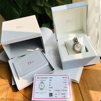 迪奧DIOR VIII系列腕表，承襲了迪奧手錶一貫的精神，將創新融入於華麗時尚的質感。以珠寶設計概念，融入最簡潔的設計，充滿清新氣質與現代氣息、幻化成一隻只永恆的經典。引入了新鮮色彩和全新元素，徬佛一件珍貴的織品，將經典與華麗交錯其中。卓越工藝精緻打磨將精鋼錶帶做鑽石💎切割形狀，舉手之間將光芒服貼於手腕上，猶如一款顯露時間的手煉。表圈鑲嵌Vs1.2天然鑽石67顆，顆顆閃耀，另外字面還鑲嵌了34顆Vs1.0天然真鑽，總數超百顆，史上最奢華，Gtc權威認證，聯網可查，白色珍珠母貝錶盤，鑽石菱點鑲貼時標，