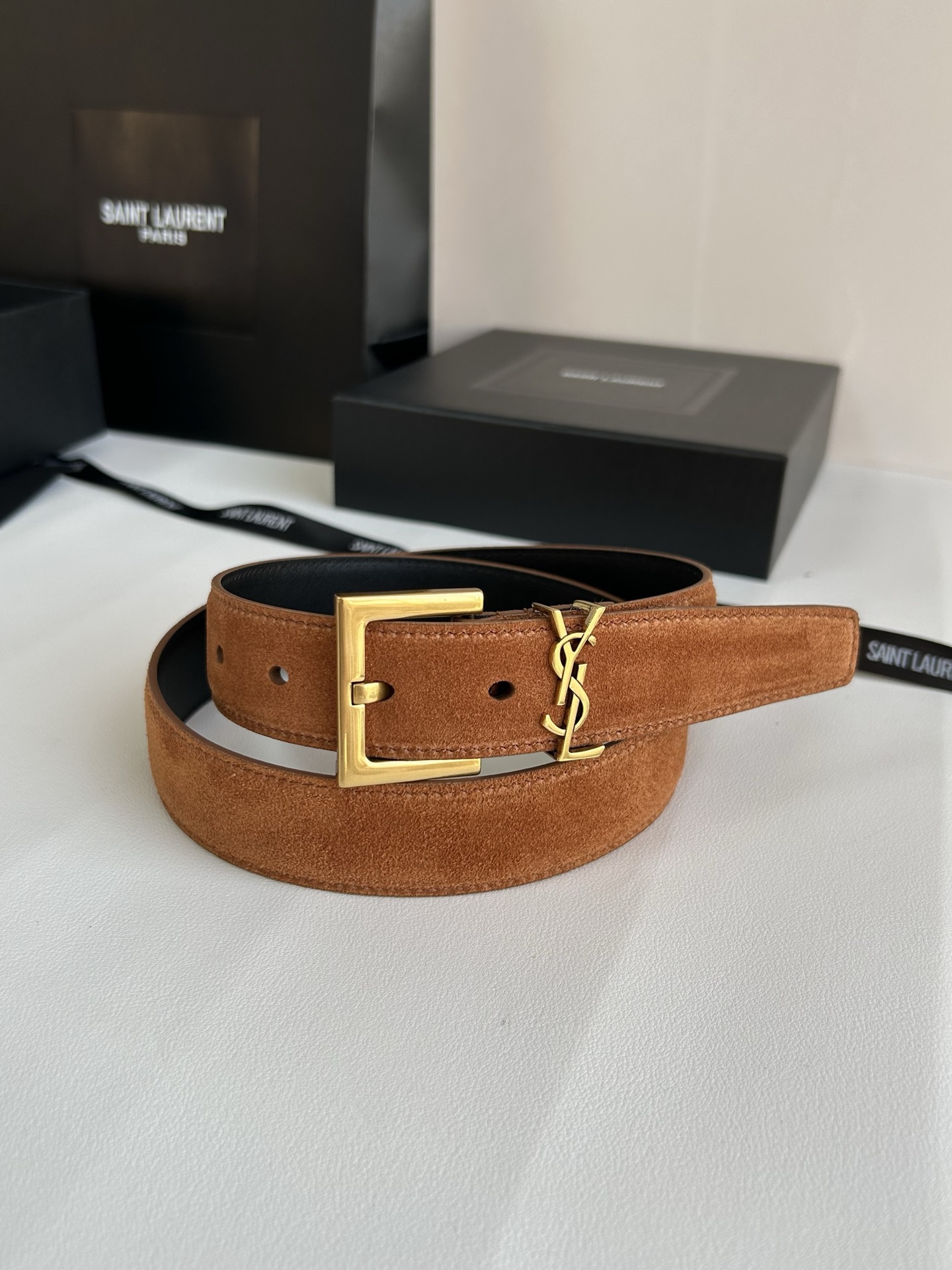 聖羅蘭 女士腰帶，進口小牛皮 配以CASSANDRE 標識腰帶環。古銅色金銀五金可選。精緻優雅的設計，寬度3.0cm