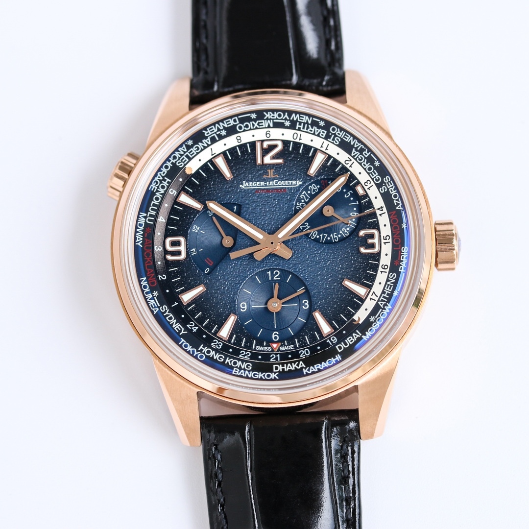 積家 北宸系列  Geographic WT“全球限量版”地理學家世界時腕表採用藍黑漸變色與全黑色錶盤 腕表的凸緣顯示全球24個時區 成為行動派男士旅行期間的可靠搭檔 佩戴者可透過10時位置的表冠設定 尺寸43mm表殼 316L鋼殼 搭配拱“鍋蓋”鏡面 採用亞洲機芯復刻版：936A/1自動上鏈 技術無與倫比 城市名部分以乳白色為基底 2時位置的日曆顯示 6時位置的第二時區顯示和10時位置的動力儲存顯示副錶盤飾以太陽放射狀飾紋 進口牛皮 升級版原裝折疊扣 SJ精緻推薦男士多功能機械腕表